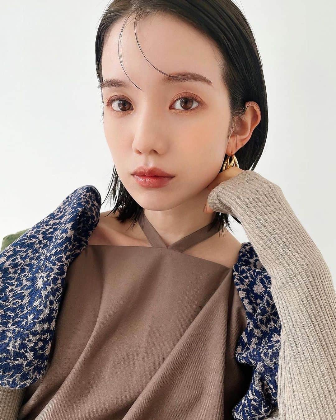 谷口翠彩さんのインスタグラム写真 - (谷口翠彩Instagram)「Makeup always snuggles up to my heart 🫶🏻 and give me a little confidence 💎  𝐂𝐡𝐚𝐧𝐠𝐞𝐬 𝐰𝐢𝐭𝐡 𝐡𝐚𝐢𝐫, 𝐦𝐚𝐤𝐞𝐮𝐩 𝐚𝐧𝐝 𝐟𝐚𝐬𝐡𝐢𝐨𝐧 .  毎日天気が変わるように  毎日ヘアもメイクも変わる🩰  . . .  .  #みどめいく#みどへあめいく #オレンジメイク#透明感メイク」4月26日 22時43分 - xxmido_txx