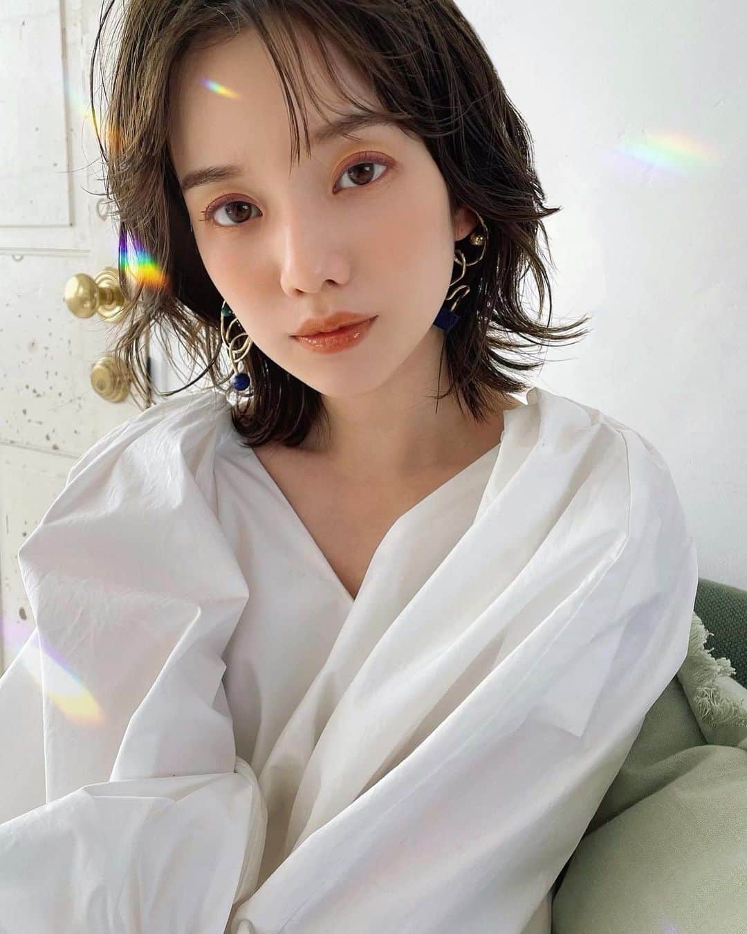 谷口翠彩のインスタグラム：「Makeup always snuggles up to my heart 🫶🏻 and give me a little confidence 💎  𝐂𝐡𝐚𝐧𝐠𝐞𝐬 𝐰𝐢𝐭𝐡 𝐡𝐚𝐢𝐫, 𝐦𝐚𝐤𝐞𝐮𝐩 𝐚𝐧𝐝 𝐟𝐚𝐬𝐡𝐢𝐨𝐧 .  毎日天気が変わるように  毎日ヘアもメイクも変わる🩰  . . .  .  #みどめいく#みどへあめいく #オレンジメイク#透明感メイク」