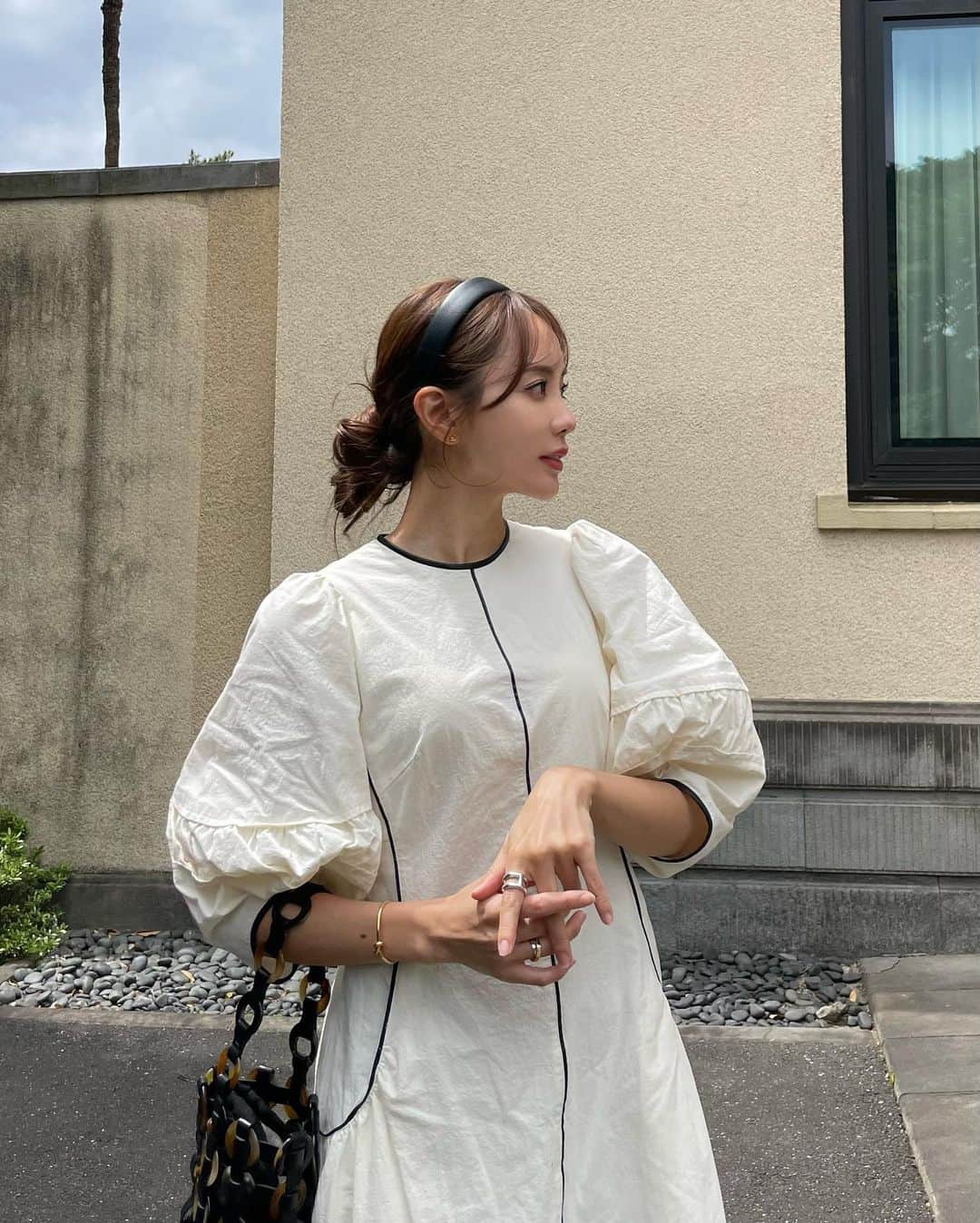 Aoiのインスタグラム：「春ワンピース🌸 @elendeek   去年似たようなワンピースがブランドから出てて、可愛いなぁ欲しいなぁと思ってたので今年ゲットできて良かった♡  髪はテキトーにぐるっと巻いてます🤦‍♀️  #elendeek #エレンディーク#ワンピース#春ワンピース#doublestandardclothing #春コーデ#骨格ナチュラル #平均身長コーデ#fashion#ootd#cordinate#大人カジュアル」