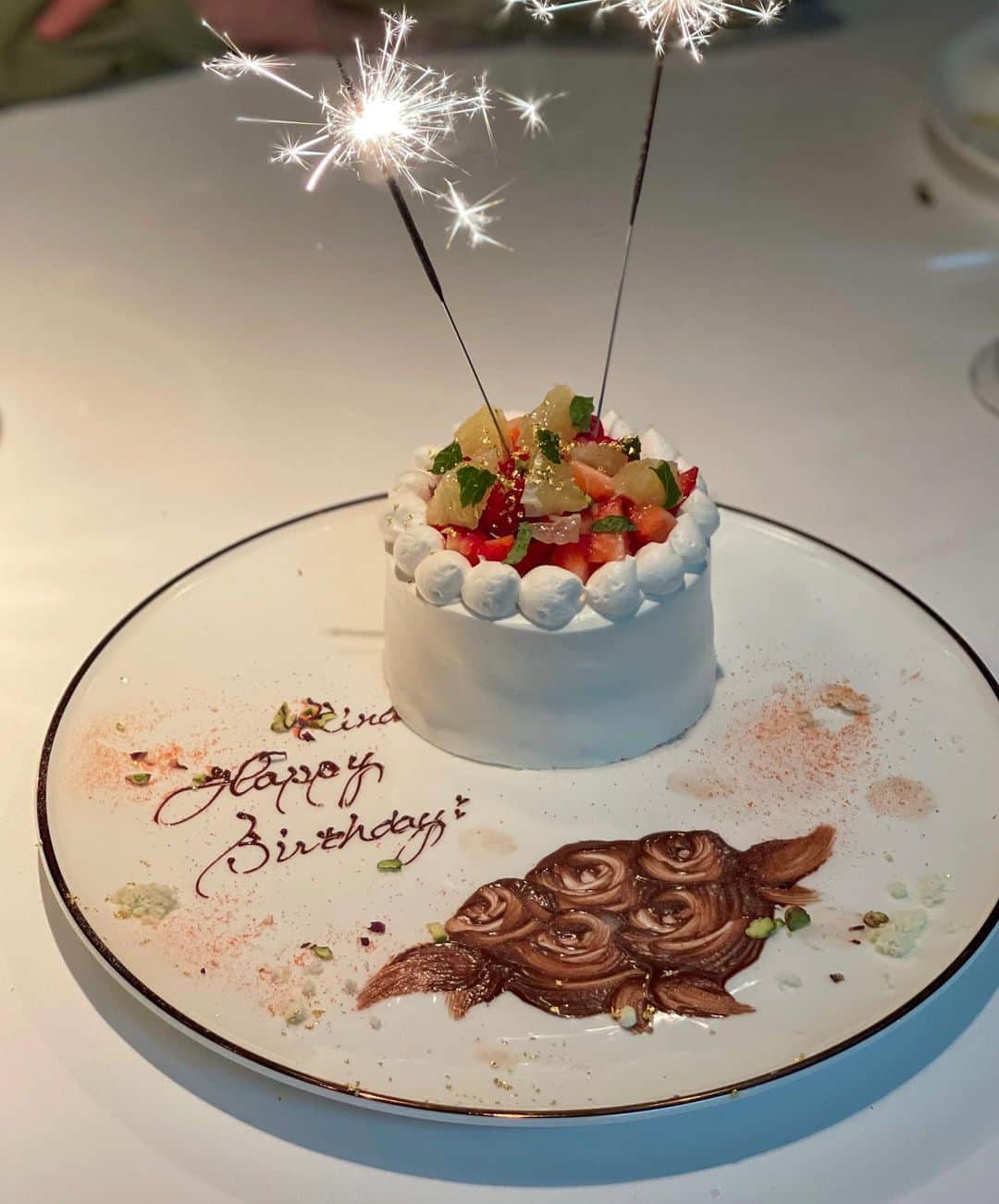 のインスタグラム：「お誕生日の思い出♡ たくさんおめでとうって言ってもらえて幸せでした。 大切に思ってくれる人を私も大切にしたいです。  #誕生日 #誕生日サプライズ #誕生日会 #東京ディナー #誕生日祝い #誕生日ケーキ #バースデープレート #バースデーフォト #mybirthday #birthdaygirl #birthdaycake #birthdayparty #hbd #hbdtome #happyholidays #onthetable」