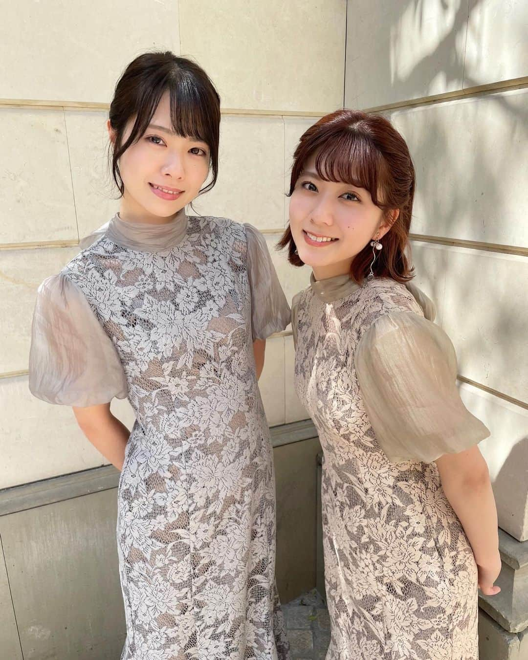 小田えりなさんのインスタグラム写真 - (小田えりなInstagram)「同期の福地礼奈ちゃんの結婚式に行ってきたときに、清水麻璃亜とお揃いドレスで行きました👗  一緒にドレス探しに行って、やっぱりこれが可愛いってなって色違いドレスになった👼✌️  #lagunamoon さんのドレス！ 私がグレーでまりあがベージュ！ 形も可愛くてまた着たい！ 着る機会、ありますように💐  #ラグナムーン #お呼ばれコーデ #結婚式 #YKエージェント」4月26日 22時40分 - odenchannn