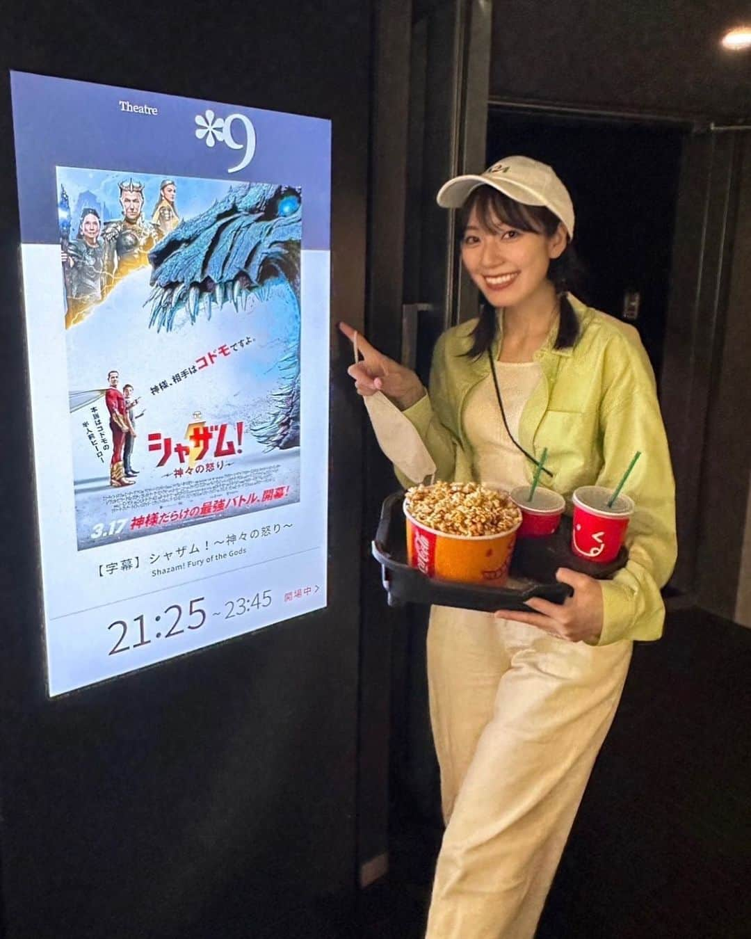 松井咲子のインスタグラム：「かけこみシャザムした日のわたし  ブラックアダムを観たあの日からシャザム2が楽しみで楽しみで仕方なかったのに観に行くのが遅くなってしまったばっかりに完全にネタバレを踏んでしまっていたのだけど笑、やっぱりわたしはこういうTHEヒーロー映画がたまらなくすきなんだよなあ。お仕事終わりの遅い時間に観ても余計なこと考えずに観られるのが良いですありがとうシャザム。ありがとうサンドバーグ。アナベル人形いたの見逃さなかったよ！ 個人的にはいろんな作品の小ネタ満載映画が大好物なのでアレとかソレとか出てくるワードにわくわくしちゃった！  #シャザム #shazam #movie #dc #映画館の経済ぶん回し」