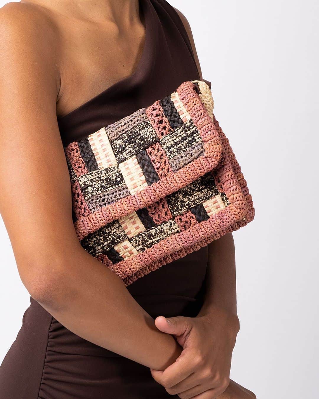 ジャマンピュエッシュのインスタグラム：「Valette is an elegant raffia shoulder bag that you can wear to a party and to the office.  #jaminpuech #raffiabag #wovenbag」