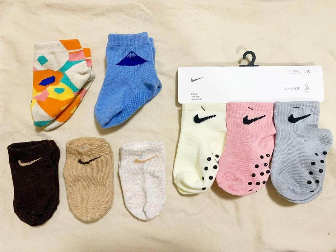 matano Kastaneのインスタグラム：「生後7ヶ月のおとこのこ靴下🧦👶🏻 ひなたの靴下リアルbuy (ただの私の好み)  サイズは10〜14cmでぴったり🍋  洗濯物畳んでてかわいいな〜って思ったので 記念に並べてみました🧦  離乳食セットもまた揃ってきたのでまた載せよう♡」