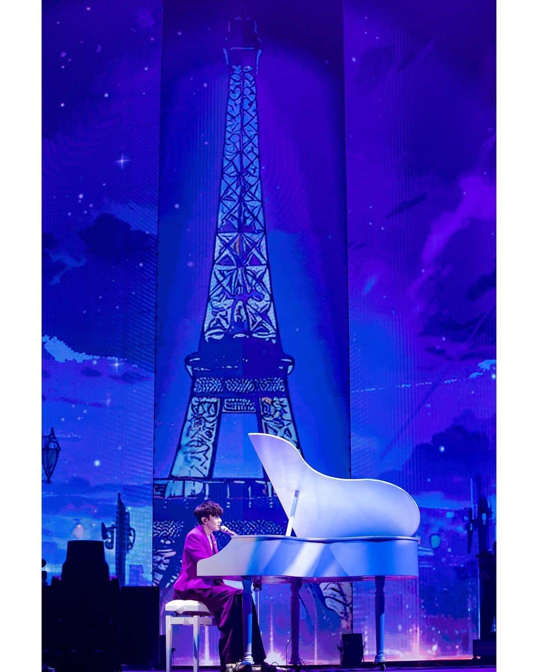 林俊傑のインスタグラム：「Part 1   First concert in Paris, and it was off the charts! The adrenaline was hard to beat! Merci Beaucoup for a beautiful night here  Je t’aime Paris! ♥️ Cheers to this weekend at JJ20 London!   第一次在巴黎開演唱會的氣氛無與倫比 感謝大家的熱情度過一個浪漫之夜 太愛巴黎了！ ♥️ 這個週末 JJ20 倫敦站見！  #roadtoJJ20  #JJ20WorldTour」