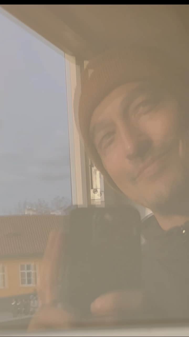 ダニエル・ヘニーのインスタグラム：「Back to the land of make believe」