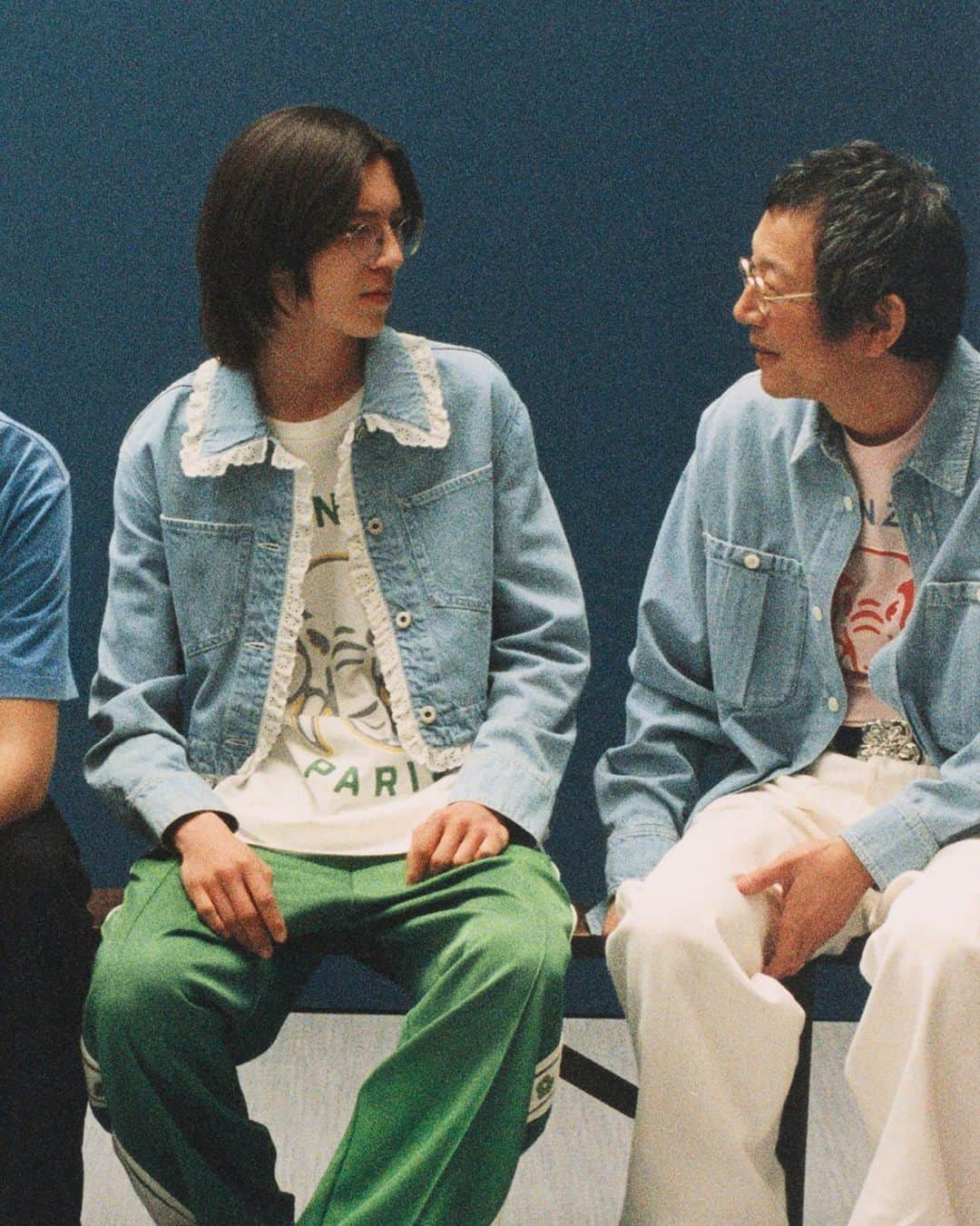 ケンゾーのインスタグラム：「KENZO team through the ages 🌺」