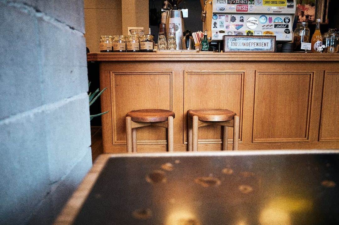 平岡佐智男さんのインスタグラム写真 - (平岡佐智男Instagram)「松山の思い出。SPOT COFFEE STANDさんは松山三越の近く。 お昼コンビニで食べてこちらでコーヒーを飲む、という昼休憩でした。 お店の奥にいい感じのテーブル席があったのでお友達と行く機会がありましたら、そこ狙ってみて  #コーヒー #珈琲 #松山 #松山カフェ #松山喫茶店 #coffeestand  #gr3 #ricohgr3 #ricoh #photo #camera #snapshots #coffeephotography」5月2日 20時00分 - sachio_coffeeforme