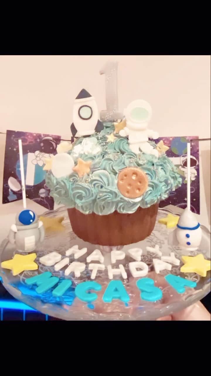 平山美香のインスタグラム：「バタバタ過ぎて手抜きパーティなってしまいましたが💦 1st.BD PARTY テーマはNASA 🚀💫 パリピないつメンがお祝いしてくれました❤️ いつも有難う🙏❤️ 直ぐに成長しちゃうのが、嬉しいような寂しいような😹❤️ キッズ＆ベビの絡みも可愛過ぎました❤️❤️❤️ プレゼントは🎁お兄ちゃん達のオモチャのお下がりがハンパないので、 @babypark.toe の絵本をリクエスト🎁　 実はこの絵本、漢字を使っていているので、読み聞かせしているうちに子供達がデザインで漢字を自然に覚えて読めるようになるんですって💡 子供の脳ってスポンジで、ビックリするくらいいろんな事を吸収するから、ためになりそうなことはドンドン試してみたいと思っています✨ そして家族会では、従兄弟にスニーカーもらって満足気に履いてました❤️ お兄ちゃん達とお揃いの名前入り @jib.co.ltd バッグや @familiar_official のスタイなど、実用的なプレゼントも嬉しい✨ 皆んないつも本当に有難う🙏❤️  #1stbirthday #firstbirthday #1stbirthdayparty #1歳誕生日 #1歳誕生日パーティ」