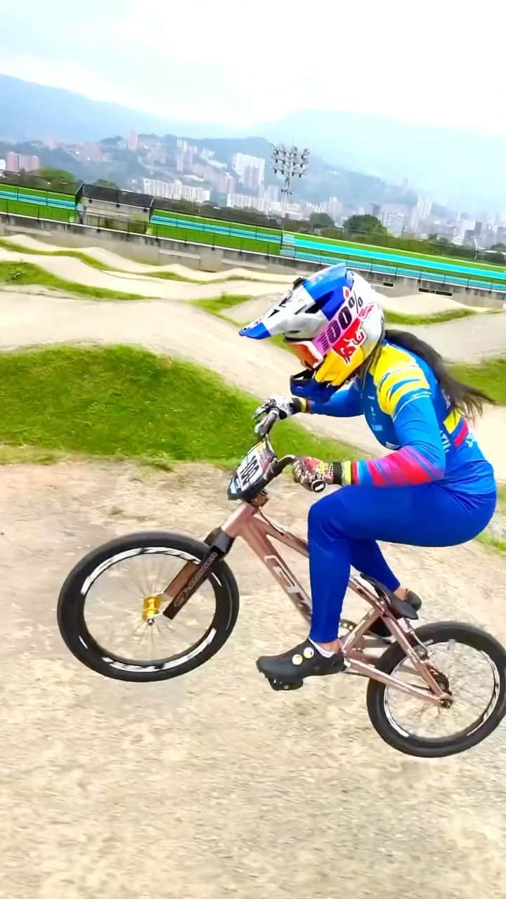 レッドブルのインスタグラム：「if you heard anything other than “vroooooom” no you didn’t 👀💨  🚴: @marianapajon   #redbull #givesyouwiiings #bmx #bike #bikesports #bikelife #speed #bmxbike #bmxbikes」