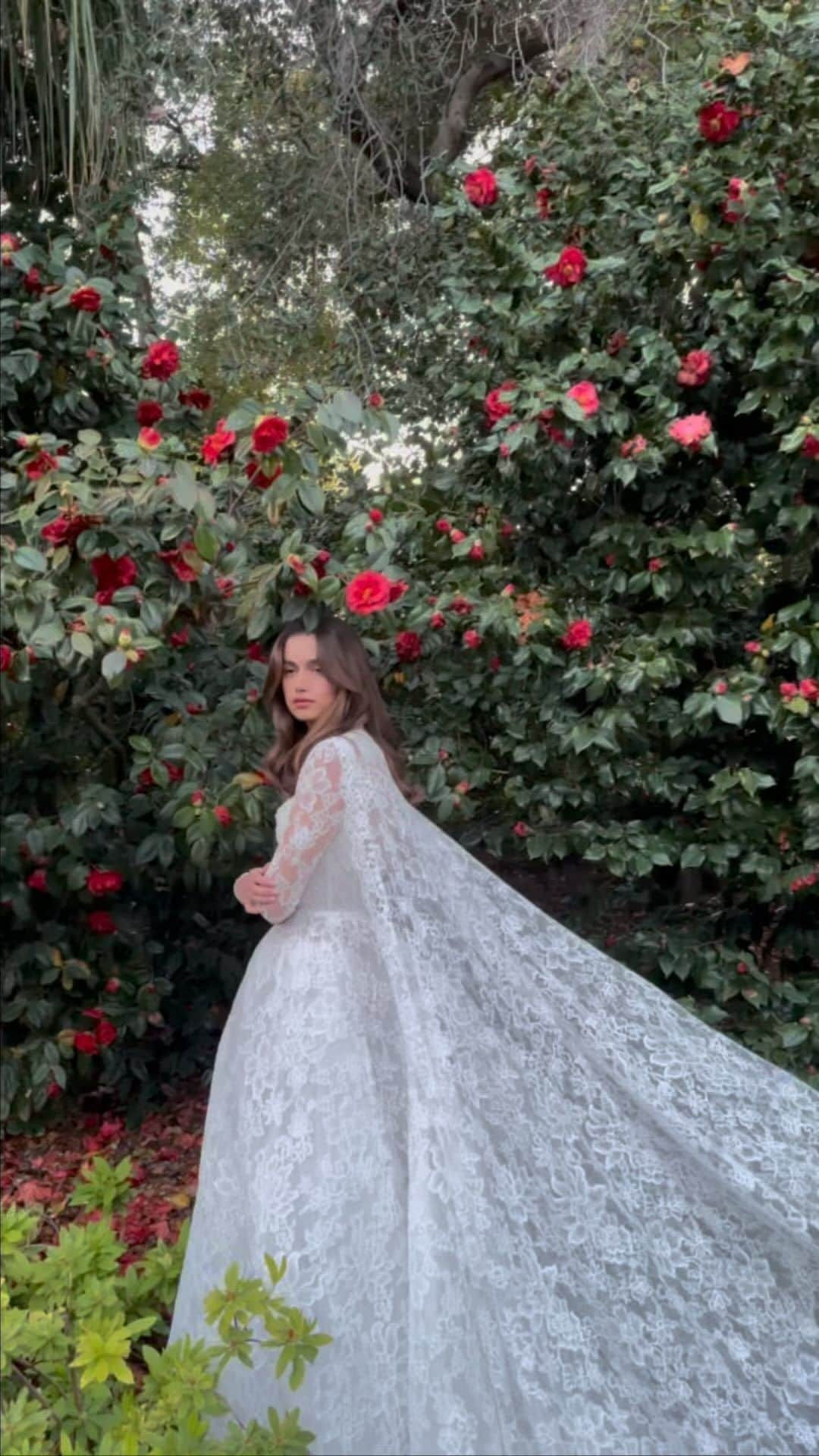 Monique Lhuillierのインスタグラム：「Layers of Love 🤍🌺 #moniquelhuillier #mlbride」