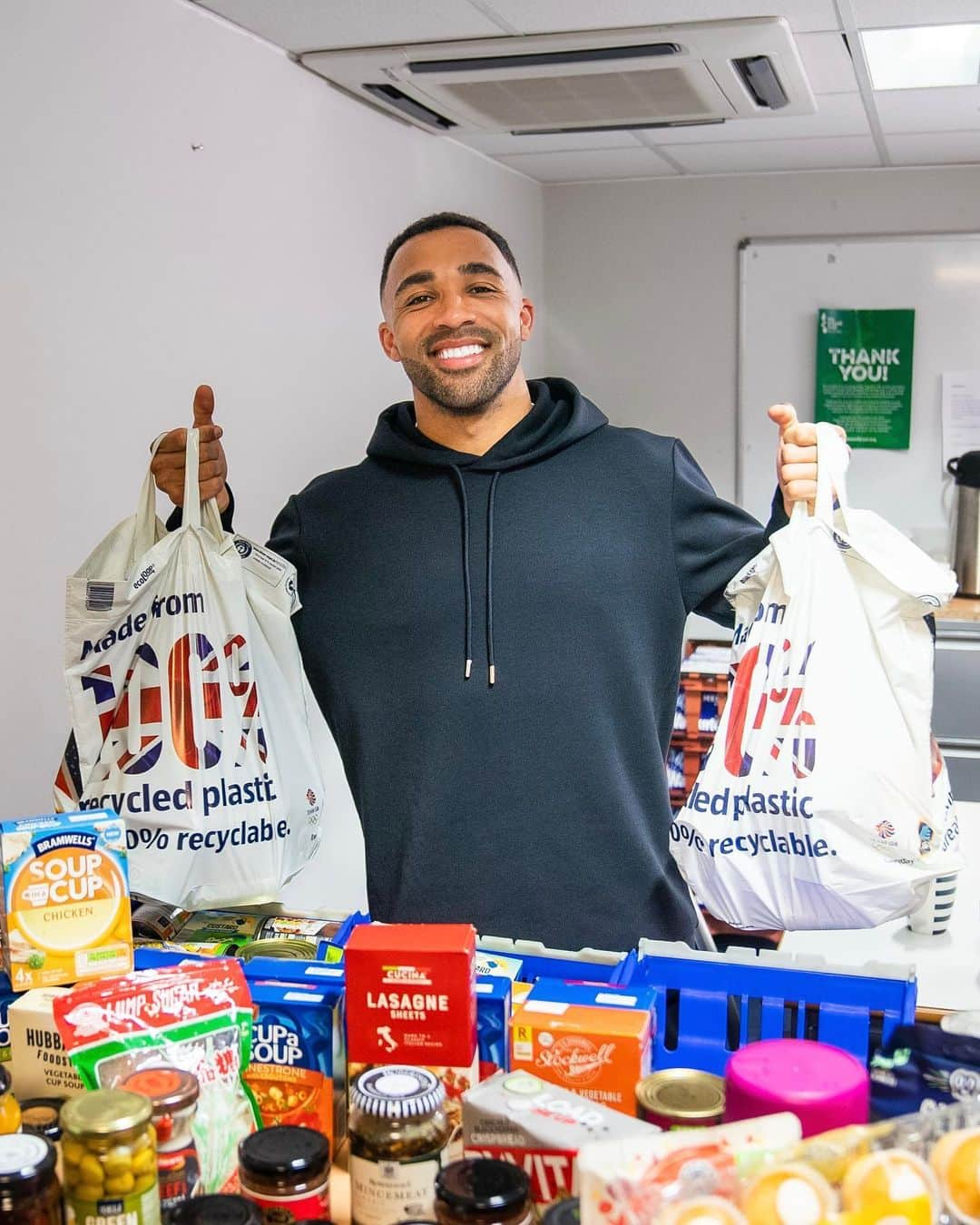 カラム・ウィルソンのインスタグラム：「Last week, I visited Gateshead Foodbank to discuss the challenges they’re facing and see first-hand the amazing work they are doing in the community. As someone who grew up in a household that benefited from the support of the local food bank, it’s an issue that’s very personal to me.    Hearing that the Trussell Trust have provided a record number of emergency food parcels, almost 3 million, this year is really disheartening to me and something that needs to change.   It was part of my journey, but these amazing projects shouldn't have to be a part of millions of other journeys.」