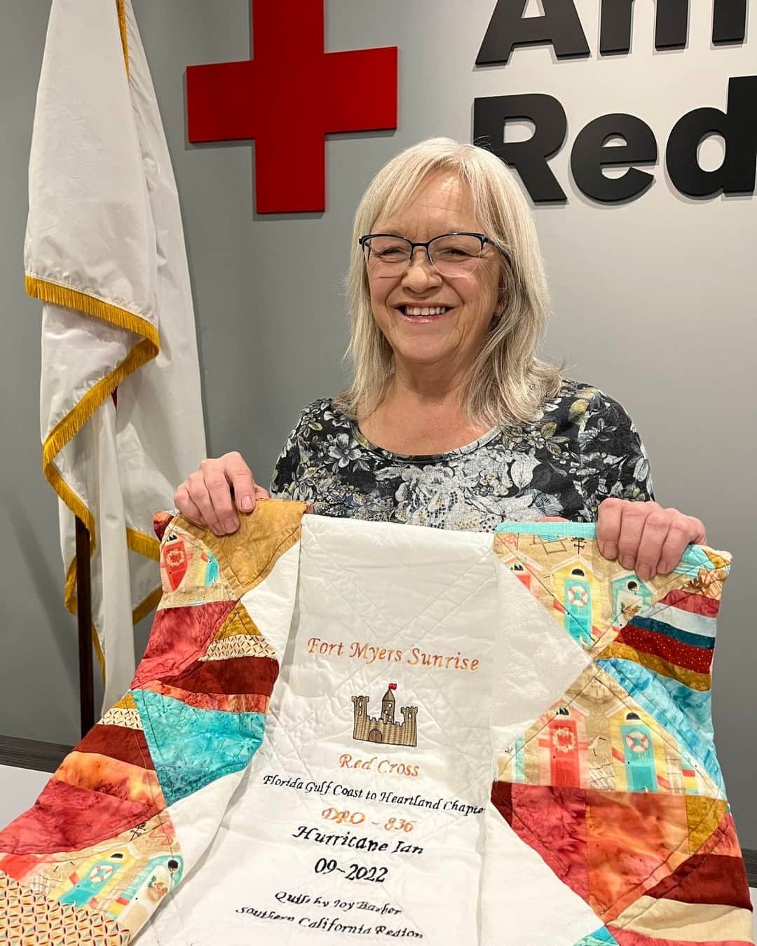 ネーブ・キャンベルさんのインスタグラム写真 - (ネーブ・キャンベルInstagram)「When Hurricane Ian made landfall, Joy Barber began working on a quilt with the intention to sell it and donate the proceeds to those affected by the devastating storm. While working on it, she realized she wanted to do more.  “I decided I needed to be feet on the ground and do something tangible to help the people of Fort Myers.”  Joy signed up to volunteer with @SoCalRedCross and fast-tracked her training in just under a month. She deployed to Florida for two weeks, helping with damage assessment and going door-to-door in impacted areas to document the extent of property damage.  “Not one person was unkind,” she recalled. “Everyone was so happy to see us and so many people had tears and everybody wanted a hug. It was very uplifting.”  While still deployed, Joy made the decision to donate her quilt to the Red Cross, instead. When she returned home, she finished the quilt, named it Fort Myers Sunrise and sent it to the @SFLRedCross. ❤️  #RedCross #ThankYouVolunteers」4月26日 23時00分 - americanredcross