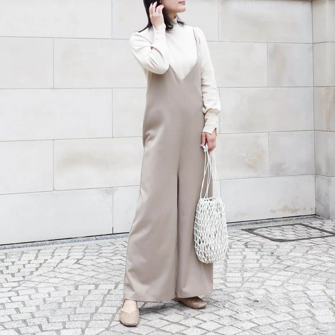 Eri Satoのインスタグラム：「【ivory×beigeコーデ】 · knit: @aquagarage · 壁と同化してる😇 @aquagarage の #パールボタン付きプチハイネックニットトップス 袖口のパールがポイントになってかわいいの🥰 肩のパフ具合とかプチハイネックなところもポイント✨ 最近肌寒いから、このぐらいの薄手のニットが丁度いい💞 · · #aquagarage#アクアガレージ #高身長コーデ#ママコーデ#カジュアル #ファッション#コーディネート#プチプラ#プチプラコーデ#春コーデ#mamagirl#locari#partegram#きれいめカジュアル#お洒落さんと繋がりたい」