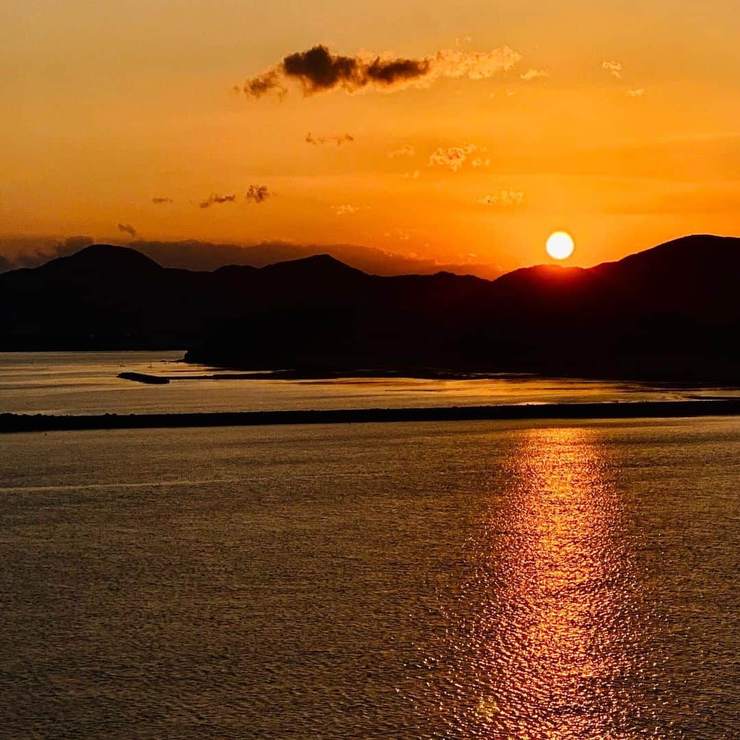 祥吉さんのインスタグラム写真 - (祥吉Instagram)「今日の夕空 朝まで降り続いた雨と寒さのおかげもあって 今日はこんなに美しい夕空でした  #夕陽 #夕空 #夕暮れ #瀬戸内海 #海 #空 #温泉 #旅館 #旅行 #播州赤穂 #赤穂 #赤穂御崎 #赤穂温泉 #赤穂温泉祥吉  #潮彩きらら祥吉 #祥吉」4月26日 22時53分 - akoshokichi