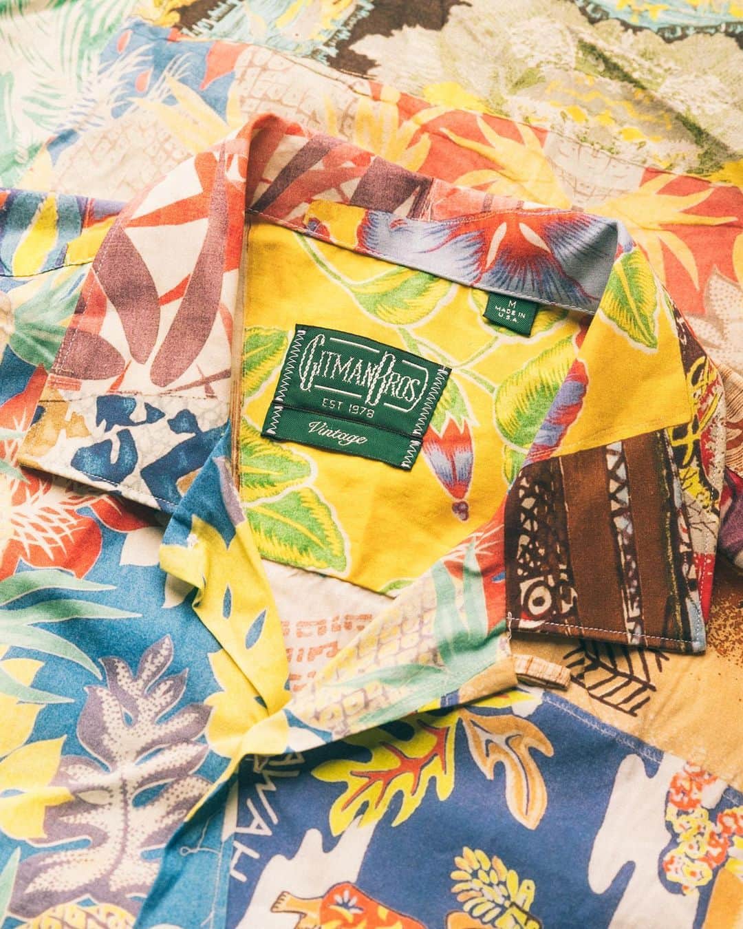 ギットマンブラザーズさんのインスタグラム写真 - (ギットマンブラザーズInstagram)「This week’s Warp Weft Wednesday focuses on Aloha Quilt, a trompe l'oeil print that pays homage to meticulous craft and an appreciation for textile design. Printed on 3oz cotton poplin at our partner mill in Como, Italy, Aloha Quilt’s story begins with an actual quilt, made by hand and worn from years of use. . In late 2021, a GV team member stumbled across a wonderful hand-stitched quilt made of various scraps of Hawaiian shirt fabrics. We recognized some of the fabrics from highly sought after vintage Hawaiian shirts, but many were new to us. And while the quilt was clearly made by someone who could use a bit more practice, the imperfections gave it a uniquely charming character. . A few photographs and fabric tests later, we landed on a to-scale reproduction print of the original Aloha quilt, flaws and all. And because the quilt was reproduced at its original scale, printed stitching sits alongside the shirt’s actual stitching and fabric patches appear in different placements, ultimately making each shirt completely unique. . With stripes and plaids, and many of our prints, we pattern match to create a seamless garment inside and out. Aloha Quilt is decidedly different. Instead, it embraces the idiosyncrasies and slight imperfections that come from handmade items and puts them in the spotlight. To the fans of all things wabi-sabi, this one’s for you! . Aloha Quilt is available as short sleeve button down and camp shirt styles, and as a MTO fabric to be made into an even more unique shirt that’s entirely yours #MadeInUSA」4月26日 22時53分 - gitmanvintage