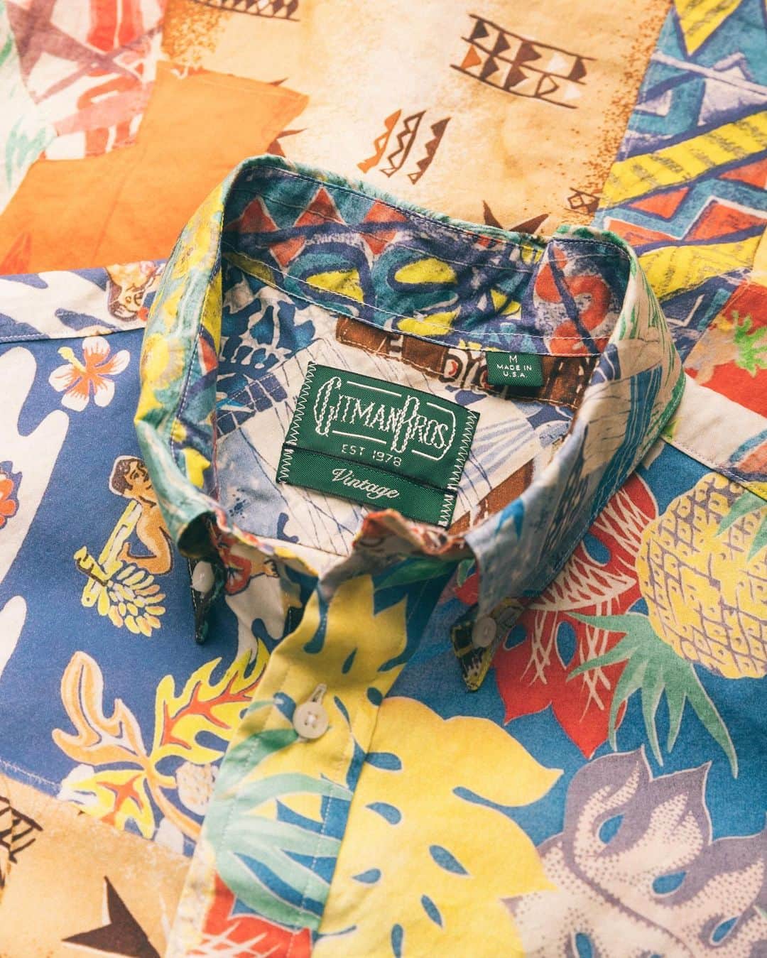 ギットマンブラザーズのインスタグラム：「This week’s Warp Weft Wednesday focuses on Aloha Quilt, a trompe l'oeil print that pays homage to meticulous craft and an appreciation for textile design. Printed on 3oz cotton poplin at our partner mill in Como, Italy, Aloha Quilt’s story begins with an actual quilt, made by hand and worn from years of use. . In late 2021, a GV team member stumbled across a wonderful hand-stitched quilt made of various scraps of Hawaiian shirt fabrics. We recognized some of the fabrics from highly sought after vintage Hawaiian shirts, but many were new to us. And while the quilt was clearly made by someone who could use a bit more practice, the imperfections gave it a uniquely charming character. . A few photographs and fabric tests later, we landed on a to-scale reproduction print of the original Aloha quilt, flaws and all. And because the quilt was reproduced at its original scale, printed stitching sits alongside the shirt’s actual stitching and fabric patches appear in different placements, ultimately making each shirt completely unique. . With stripes and plaids, and many of our prints, we pattern match to create a seamless garment inside and out. Aloha Quilt is decidedly different. Instead, it embraces the idiosyncrasies and slight imperfections that come from handmade items and puts them in the spotlight. To the fans of all things wabi-sabi, this one’s for you! . Aloha Quilt is available as short sleeve button down and camp shirt styles, and as a MTO fabric to be made into an even more unique shirt that’s entirely yours #MadeInUSA」