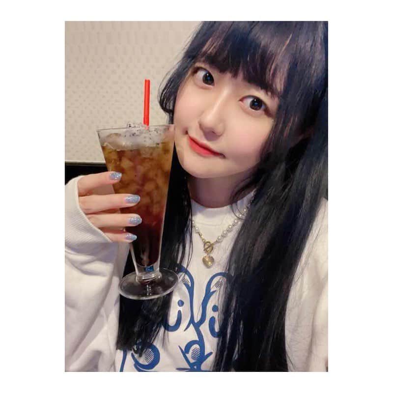 三澤紗千香のインスタグラム：「. #ガルパ × #JOYSOUND 直営店コラボキャンペーン、遊びに行ってきました🥰✨🎤 ⁡ コラボドリンク購入でもらえる、オリジナルポストカードの第1弾に Afterglow があったので狙いに行ったら、Pastel*Palettesの彩ちゃんと千聖さんでした💐🎀 ⁡ ⁡ 🧉 ⁡ ⁡ I went to the BanG Dream! Girls Band Party! x JOYSOUND store collaboration campaign 🥰✨🎤 ⁡ I went for Afterglow's picture in the first part of the period when you can get an original postcard with the purchase of a collaboration drink!  Then I got the cards of Aya and Chisato from Pastel*Palettes 🎀💐 ⁡ ⁡ #バンドリ #BangDream #bangdreamgirlsbandparty #karaoke #Afterglow #PastelPalettes」
