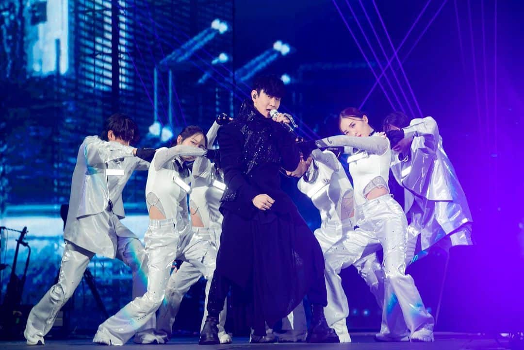 林俊傑のインスタグラム：「Part 2  First concert in Paris, and it was off the charts! The adrenaline was hard to beat! Merci Beaucoup for a beautiful night here  Je t’aime Paris! ♥️ Cheers to this weekend at JJ20 London!   第一次在巴黎開演唱會的氣氛無與倫比 感謝大家的熱情度過一個浪漫之夜 太愛巴黎了！ ♥️ 這個週末 JJ20 倫敦站見！  #roadtoJJ20  #JJ20WorldTour」