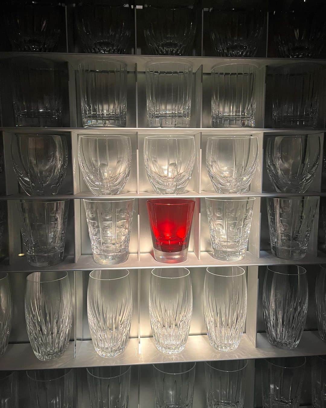 福田葉子さんのインスタグラム写真 - (福田葉子Instagram)「久しぶりにB barへ。出されるグラスがぜーんぶ種類の異なるバカラ、気分あがります。 バカラ丸の内店の地下、シャンデリアが出迎える秘密めいた空間。ここの季節の果物を使ったカクテル、大好きです。マンゴーのカクテル、おいしかった！ こうしてみんなでわいわい飲めるようになって本当によかった。いい夜。 #Bbar #baccarat #baccaratglass #bar #tokyo #marunouchi #cocktails #ビーバー　#バカラ　#バカラバー　#バカラグラス #バカラ丸の内　#お酒　#バー　#カクテル　#丸の内　#夜」4月26日 22時56分 - yoyoyokoko