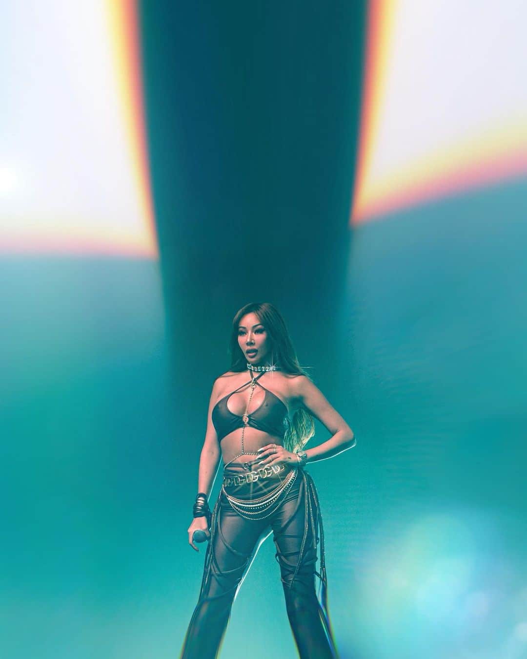 Jessiのインスタグラム：「VEGAS was too fckin lit 🔥🔥 Thank you guys for showing ya girl so much love 🙏🏻🙏🏻 Thank you for having me @webridgeexpo ❤️❤️ S/O to my bodyguard, manager and brother @holenciagaa on 4th slide!!!❤️ SWIPE!!!」