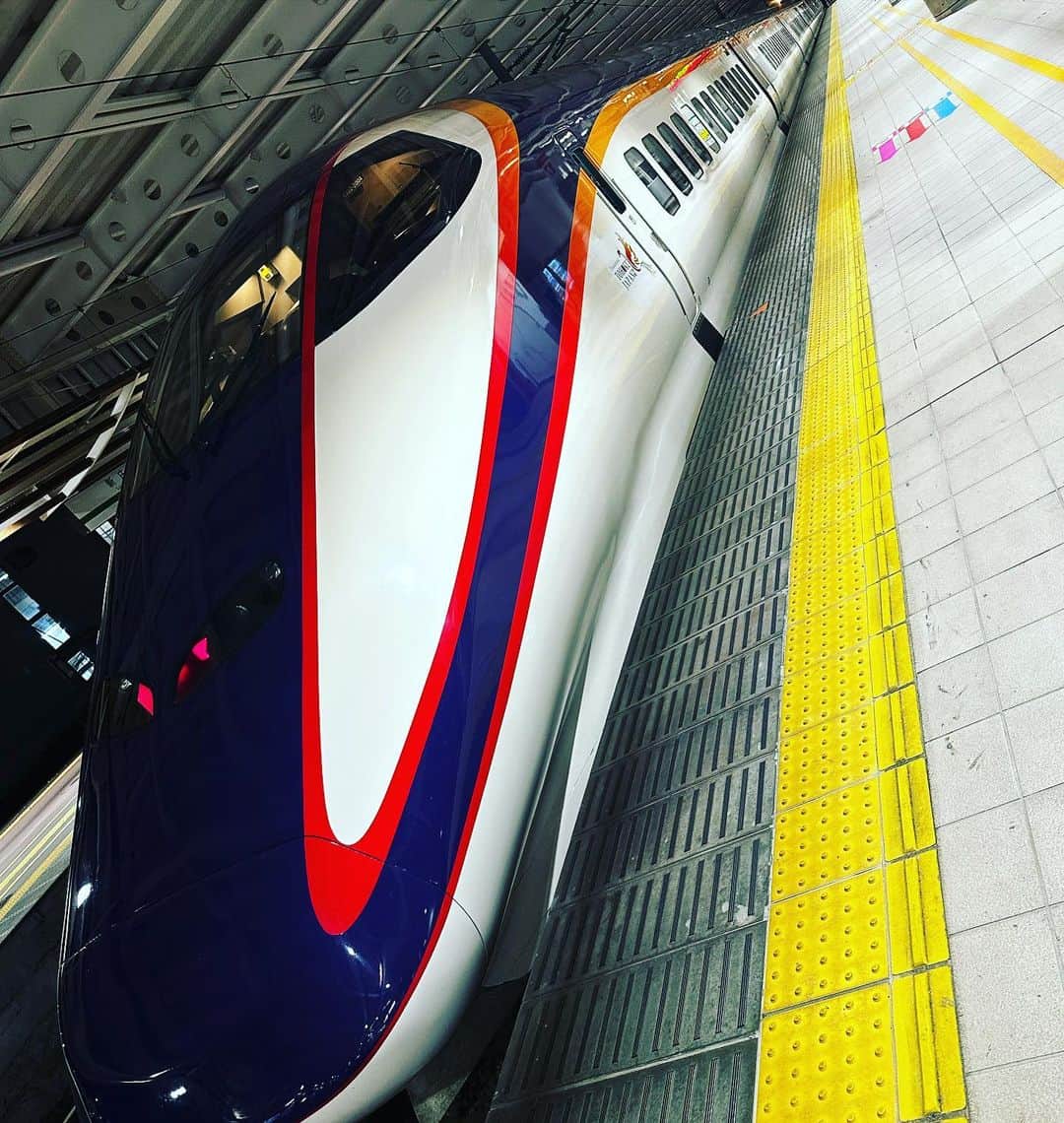 マッコイ斉藤のインスタグラム：「山形新幹線つばさは緑のベルトラインの時の方が好き派です。」