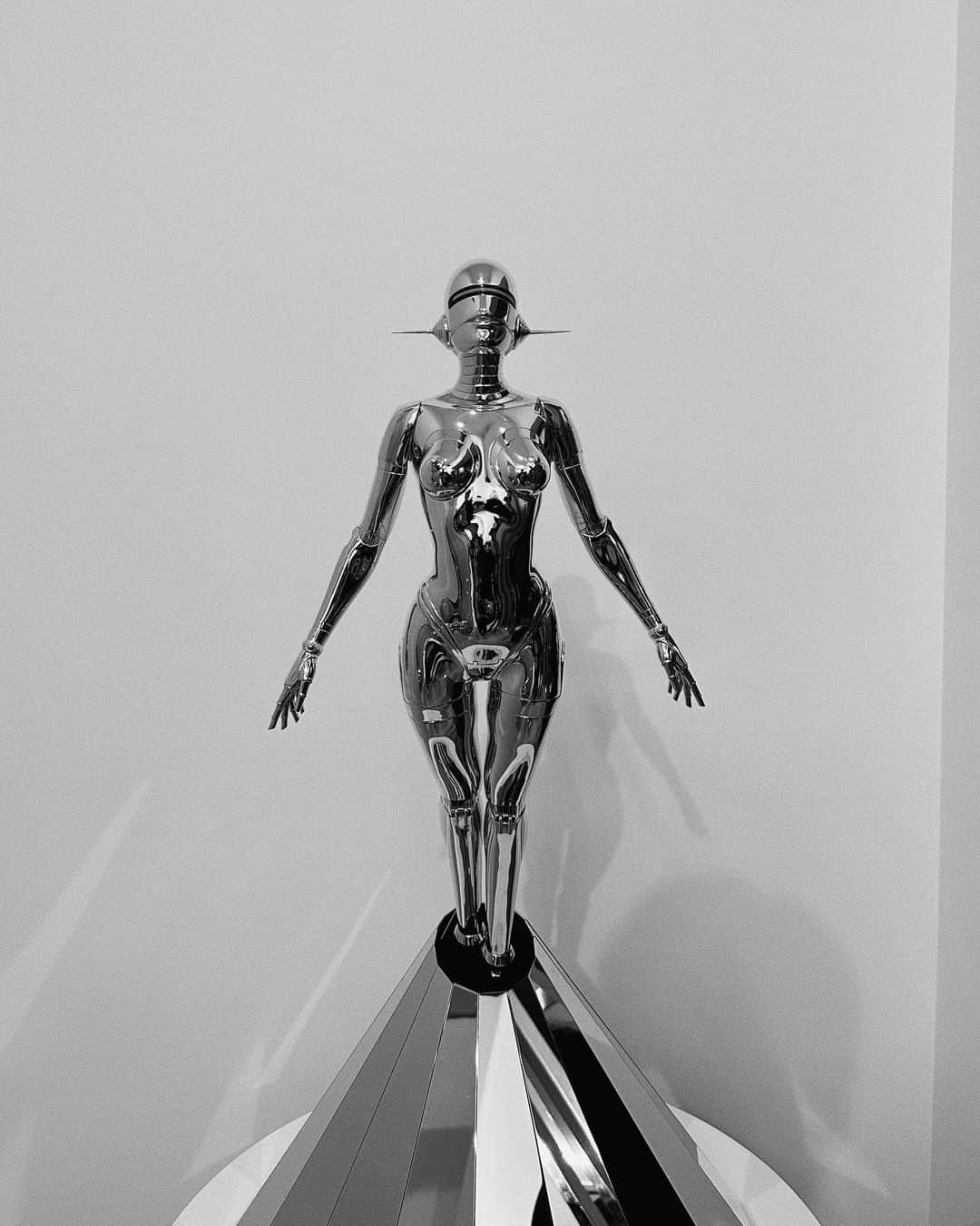 のインスタグラム：「空山基さんの新作個展 "Space Travelers" 一足先に行ってきました✨  全てが美しかった。 作品から今の時代と、現実との葛藤だったり戦いを見てるようで感極まりました。  明日から始まります！是非！！」