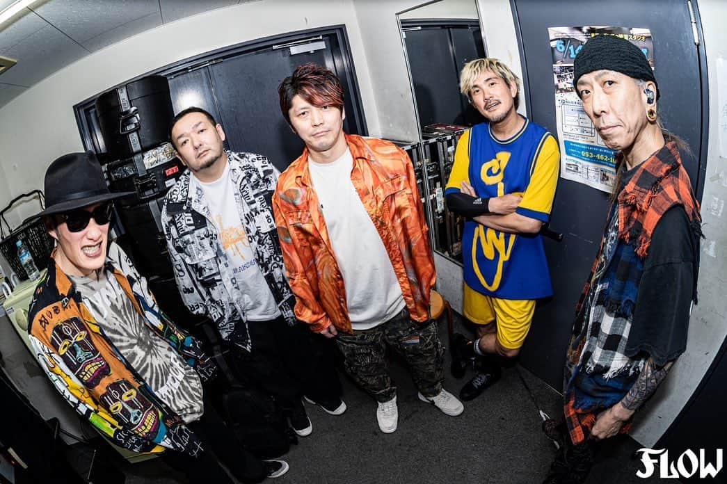 KOHSHIのインスタグラム：「Voyツアー浜松お疲れ様でした！ このツアーもいよいよ大詰め！ ぶっ倒れるほど声を張り上げてます」