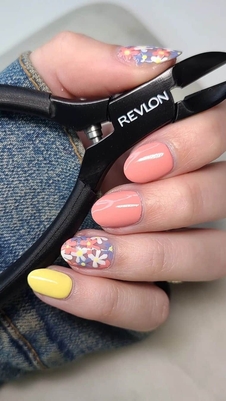 Revlonのインスタグラム：「This floral mani from @jsknails is a total yes for us! 🌸💅」