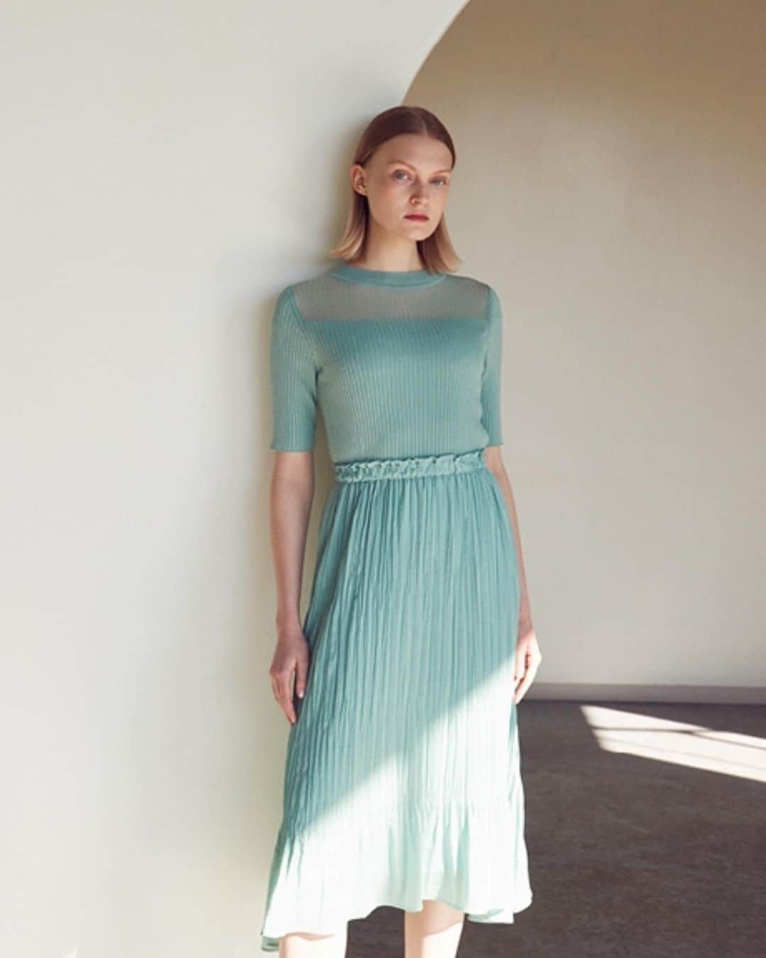 cdec_official Aesthetic Senseのインスタグラム：「． 2023 SUMMER NEW ARRIVAL  軽く流れる様なプリーツが気分を盛り上げてくれる レディな魅力溢れるニット×布帛のドッキングワンピース。 スカート部分は繊細なプリーツで華やかに魅せてくれます。 上半身はニットで胸元はシアーニットにして、 女性らしいネックデザインに仕上げました。 ． ． ． ◆画面タップで、商品ページをご覧頂けます。 ． 新しいアイテムが続々と入荷しています。 是非オフィシャルサイトをご覧ください♪ ． ． ．  #クードシャンス  #ファッション #ファッションコーデ #夏 #夏コーデ #夏服 #細見え #大人コーデ #フェミニンコーデ #お出かけコーデ #通勤コーデ #お仕事コーデ  #女子会コーデ #大人女子コーデ #おしゃれさんと繋がりたい #ファッション好きな人と繋がりたい #ワンピース #ワンピースコーデ #シアー #トレンドコーデ」
