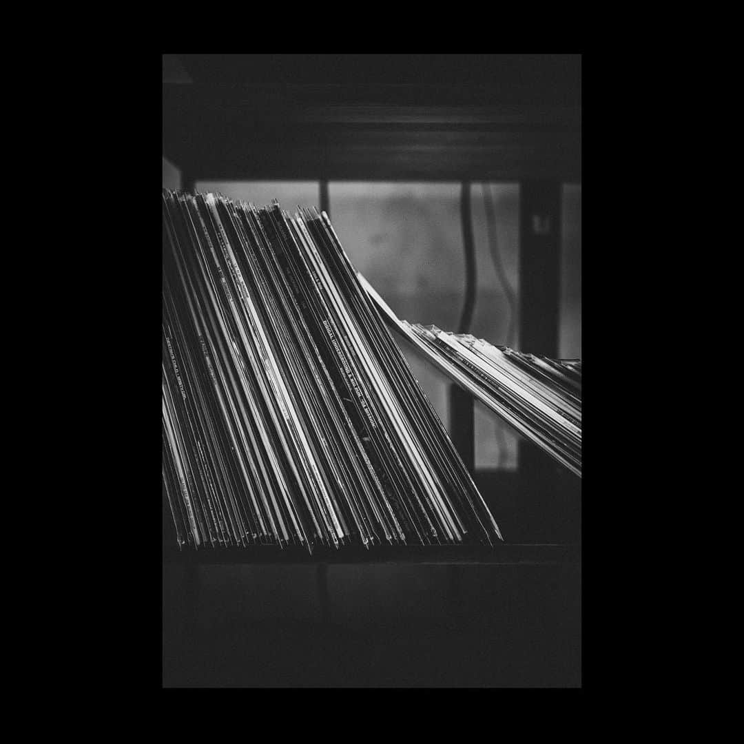 のインスタグラム：「the record falls at @jazz_records_seeed   なかなか覚えられないアーティストヒストリー。 沼の要因。  #レコードプレーヤー #レコードプレーヤーのある生活 #ジャズレコード #jazzmusic #jazz #ジャズ #fivefocus #osaka #japan #design #web #dtp #shopdesign #leica #ミュージック #音楽 #オーディオ #shure #dj  @mottosatoshi @shimisun @tetsurousakanashi @new_daisuke_fishing @ryugi_woody @leicapyonce @miidono @china_c812 @chihiro.take @yuichi_enda @niikawa8880 @okudakent @yuki_saito_1986 @aki.buuchan.1122.1122   ■FIVE FOCUS Inc. @five_focus_inc   ■GLITCH OIL JAPAN @glitch_oil_japan  ■GLITCH OIL EUROPE @glitch_oil_europe」
