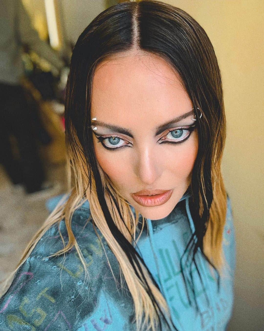 Delia Matacheのインスタグラム：「Mandra mileniala…cu frici de #babyboomer si apucaturi de #genz ...#alpha👽la sufletel!!Pupiiii💕」