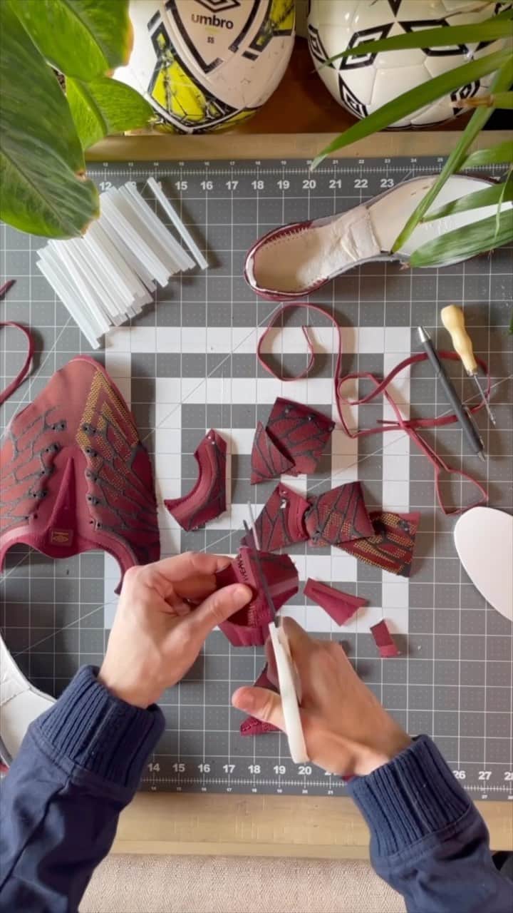 UMBROのインスタグラム：「How do you transform a pair of Velocita Alchemist into a 🏺? Here’s @tuesdaypickup to show you 👀.  #umbro #makenew #thisisourgame #upcycle」