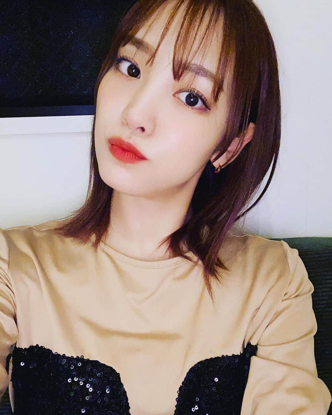 飯窪春菜のインスタグラム：「〰️  盛りたい日はアイラインを引いています🫶🏻  朝から雨だったから気分を上げなきゃ〜と思って メイクを変えてみたり 新しいお洋服を着てみたり  結果ハッピーに今日を過ごせました☺️💓 あした東京は温かくなるみたいなので 明日もハッピーに過ごせたらなと思います🌼」