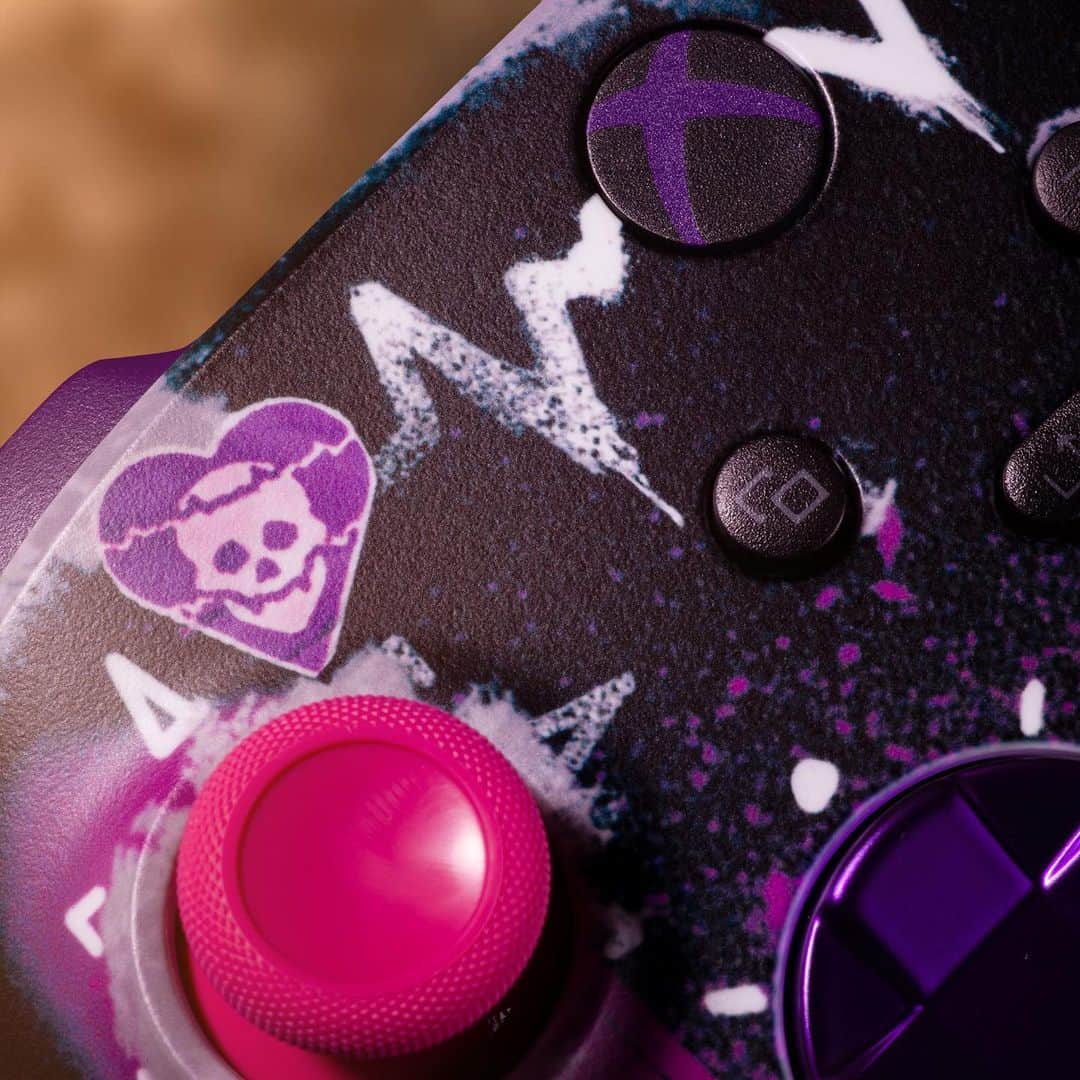 Xboxさんのインスタグラム写真 - (XboxInstagram)「When you’re slaying vampires, you’re gonna want the right controller for the job. Official Redfall limited edition controllers available now with Xbox Design Lab.」4月26日 23時14分 - xbox