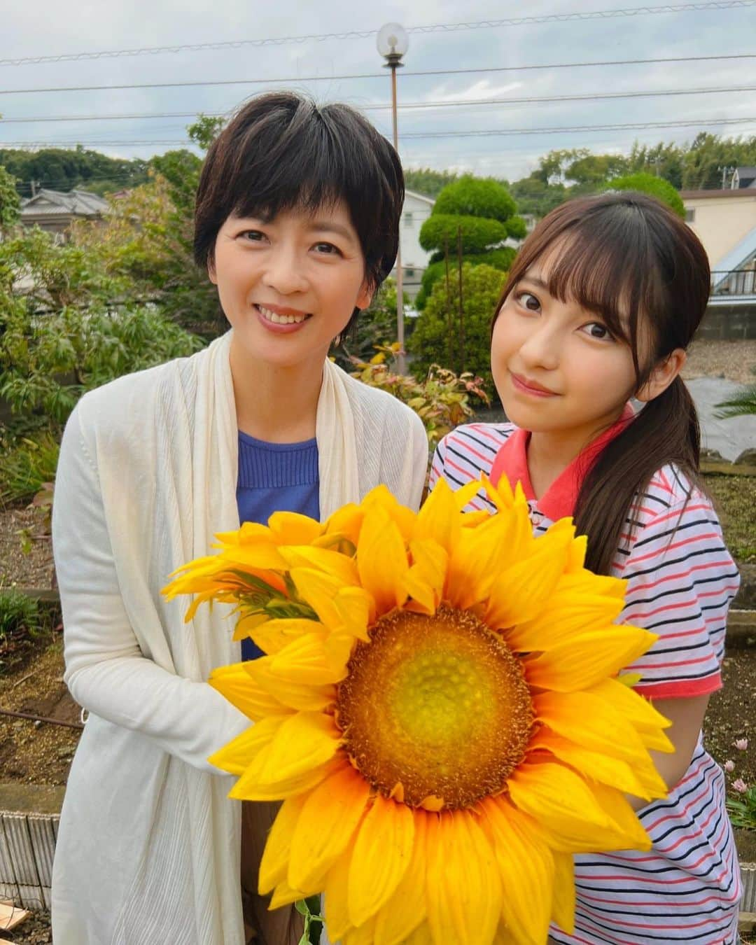 中山忍さんのインスタグラム写真 - (中山忍Instagram)「娘と🌻  都会から引っ越してきた 1人の少女が 友情と 熱中できることに 出会えるまでの キラキラした その瞬間を どうか皆さまに 観てほしい！  「#放課後アングラーライフ」  健気な私の可愛い娘 主人公めざし #十味(#2i2) さんをはじめ #まるぴ さん #森ふた葉 さん #平井珠生 さん この4人の少女たちが 本当に愛おしい✨  仲良しの #三遊亭遊子 さん なんと！ 映画初出演✨ 高校教師として 出演されてます！  これからの 新しい時代を担う 彼女たち そして 遊子りん  皆さま 何卒！ 応援よろしくお願いします🙏  #放課後アングラ は 4/29(土)より EJアニメシアター新宿ほか 全国順次公開！ #城定秀夫監督  4月30日(日)は 「#放課後アングラーライフ」 #EJアニメシアター新宿にて 舞台挨拶開催！ MC #三遊亭遊子 さん  えーと お母さんは 授業参観的に伺います😁  皆さまもぜひぜひ いらしてね 私の可愛い娘たちを 一緒に！ 応援してくださいませ〜🙌」4月26日 23時14分 - _shinobu_nakayama_