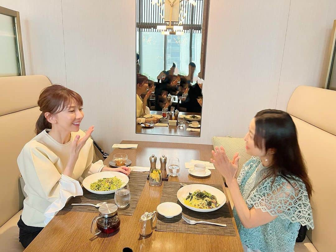 君島十和子さんのインスタグラム写真 - (君島十和子Instagram)「私が師と仰ぐ 大桃美代子さん @miyoko_omomo   ずっと前からお約束していた楽しみなランチ  大桃先生👩‍🏫 アプリやギアに詳しく 動画編集やテキストの入れ方も凄くて尊敬してます。 【情報】の 入手が本当に早くて 今、話題の 「チャットGPT」の使い方なども 情報発信されてます！  次回は 水天宮のあの場所で！  #大桃美代子 さん #ごちそうさまでした #バジルソースのパスタ #ホテルオークラ東京  #アラ還女子 #君島十和子」4月26日 23時26分 - ftcbeauty.official