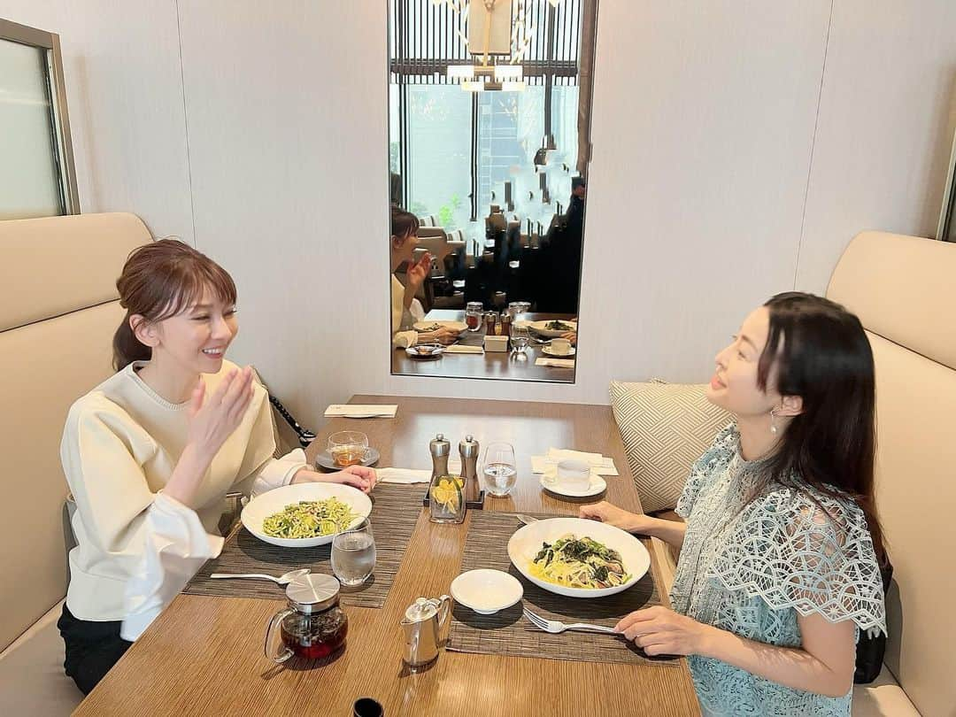 君島十和子さんのインスタグラム写真 - (君島十和子Instagram)「私が師と仰ぐ 大桃美代子さん @miyoko_omomo   ずっと前からお約束していた楽しみなランチ  大桃先生👩‍🏫 アプリやギアに詳しく 動画編集やテキストの入れ方も凄くて尊敬してます。 【情報】の 入手が本当に早くて 今、話題の 「チャットGPT」の使い方なども 情報発信されてます！  次回は 水天宮のあの場所で！  #大桃美代子 さん #ごちそうさまでした #バジルソースのパスタ #ホテルオークラ東京  #アラ還女子 #君島十和子」4月26日 23時26分 - ftcbeauty.official