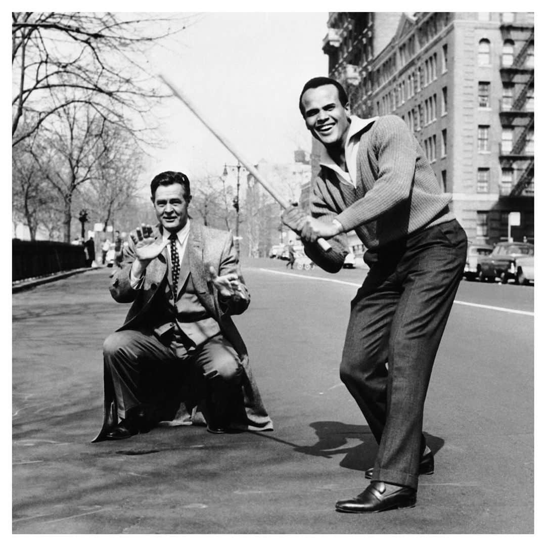 マット・ディロンのインスタグラム：「Harry Belafonte - March 1, 1927 – April 25, 2023 Rest In Peace Harry Belafonte and Robert Ryan on the set of "Odds Against Tomorrow" (1959) New York.  #harrybelafonte」