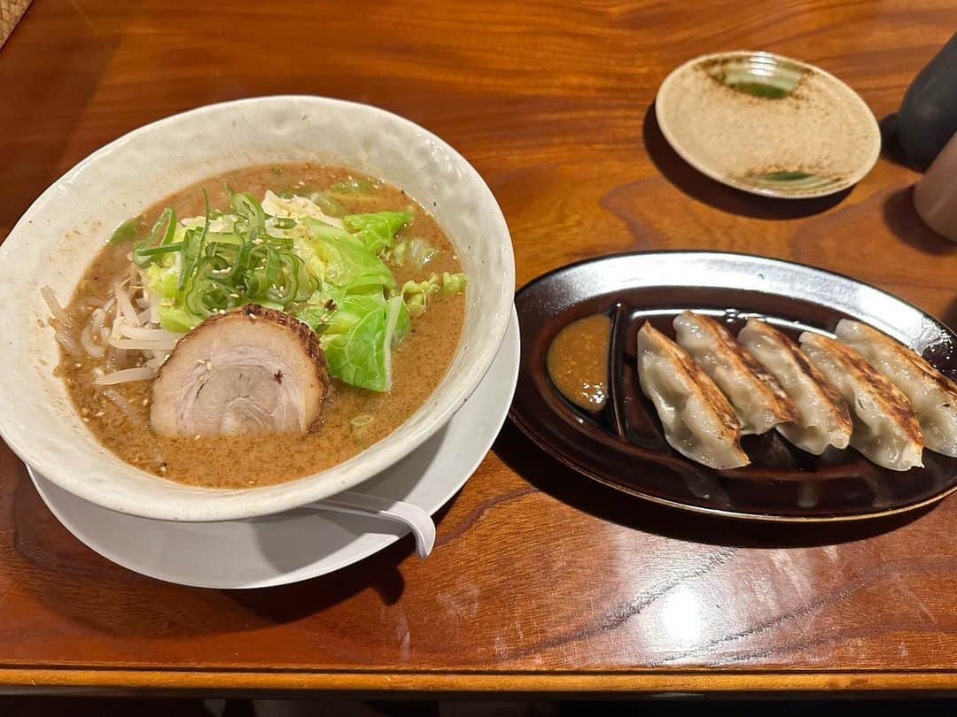 ほしのディスコのインスタグラム：「先日地元の群馬に帰った時に夜行かせていただきました！あさひやさん！  みそらーめんと味噌ダレが合う餃子！  今後僕の地元の行きつけのお店にさせていただきます！皆様も行ってみてください！文真堂書店上原店さんの近くです！  #あさひや #ラーメン #群馬県沼田市上原町」