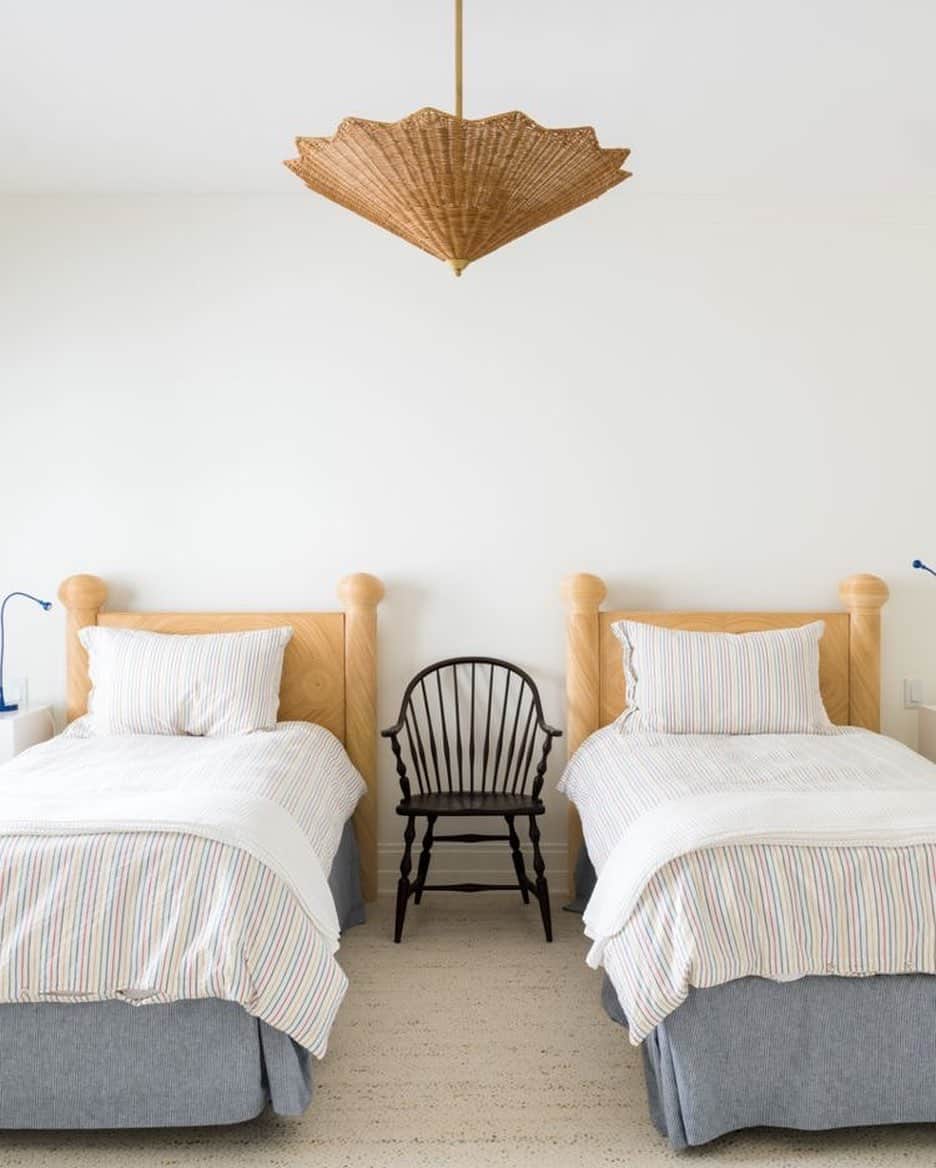 Homepolishのインスタグラム：「We always appreciate a pretty twin bed setup, and this one is 🙌🏻 Design by Nicole Cohen @nicolecohenstudio via @all.sorts.of」