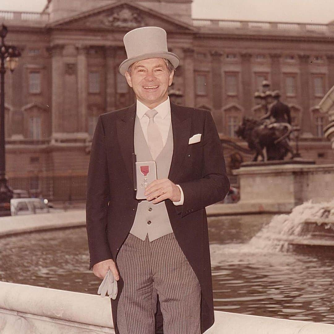 ヘンリロイドのインスタグラム：「1985 - Mr Henri MBE  Queen Elizabeth II awards Mr Henri the Member of the Order of the British Empire for his contributions to the clothing industry in 1985.  #henrilloyd #innovation」