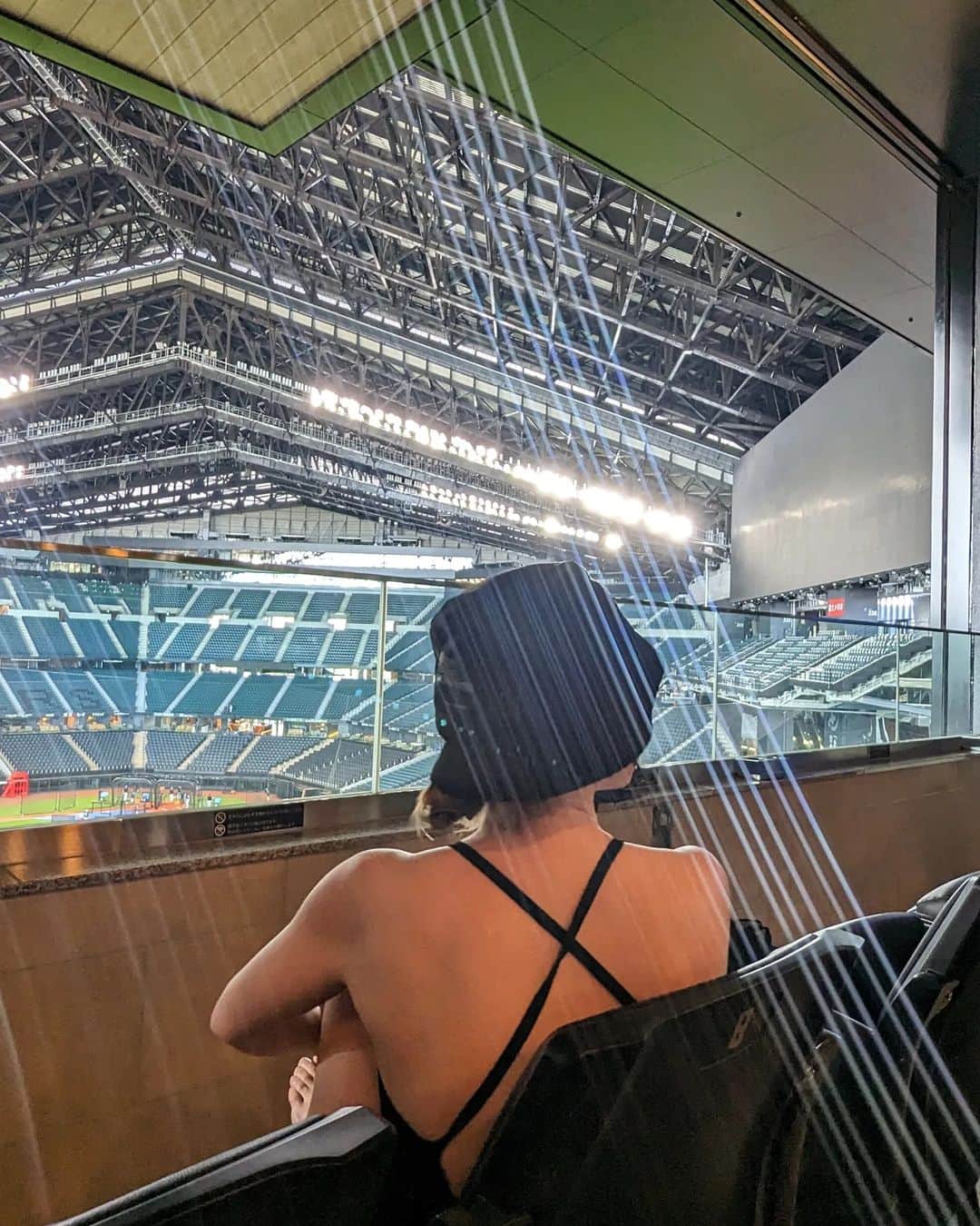 鍋島のぞみのインスタグラム：「弾丸で行ってきました、エスコンフィールド！⚾  サウナから野球が見れるで大話題のココですが、 私は試合は席で、 試合"前"にサウナ＆温泉に入りました。 （前日までにサイトから試合前11:00-14:00の 温泉＆サウナチケットをゲットして行きました。）  最近野球見る時、 いつも試合開始時間以降に球場行ってたけど 試合前の練習を見ながらの温泉＆サウナ最高です。  外気浴スペースなんて グラウンドと隔てるものが何も無くて、 練習してる選手を見ながら 『なんかごめん。』と思いながら整ってました（笑）  1年に1球場を巡っていた私の球場巡りも これにて12球団制覇！ （札幌ドーム行けなかったのはちょっと後悔）  行った球場でホーム球団の帽子を買ってて集めてて 今回はサウナハット買おうと思ってたけど なんと売り切れ…！ 念のためで持っていたマイサウナハットでサウナは入って、 しゃけまるのキャップを買って観戦🐟 #エスコンフィールド北海道  #日本ハムファイターズ」