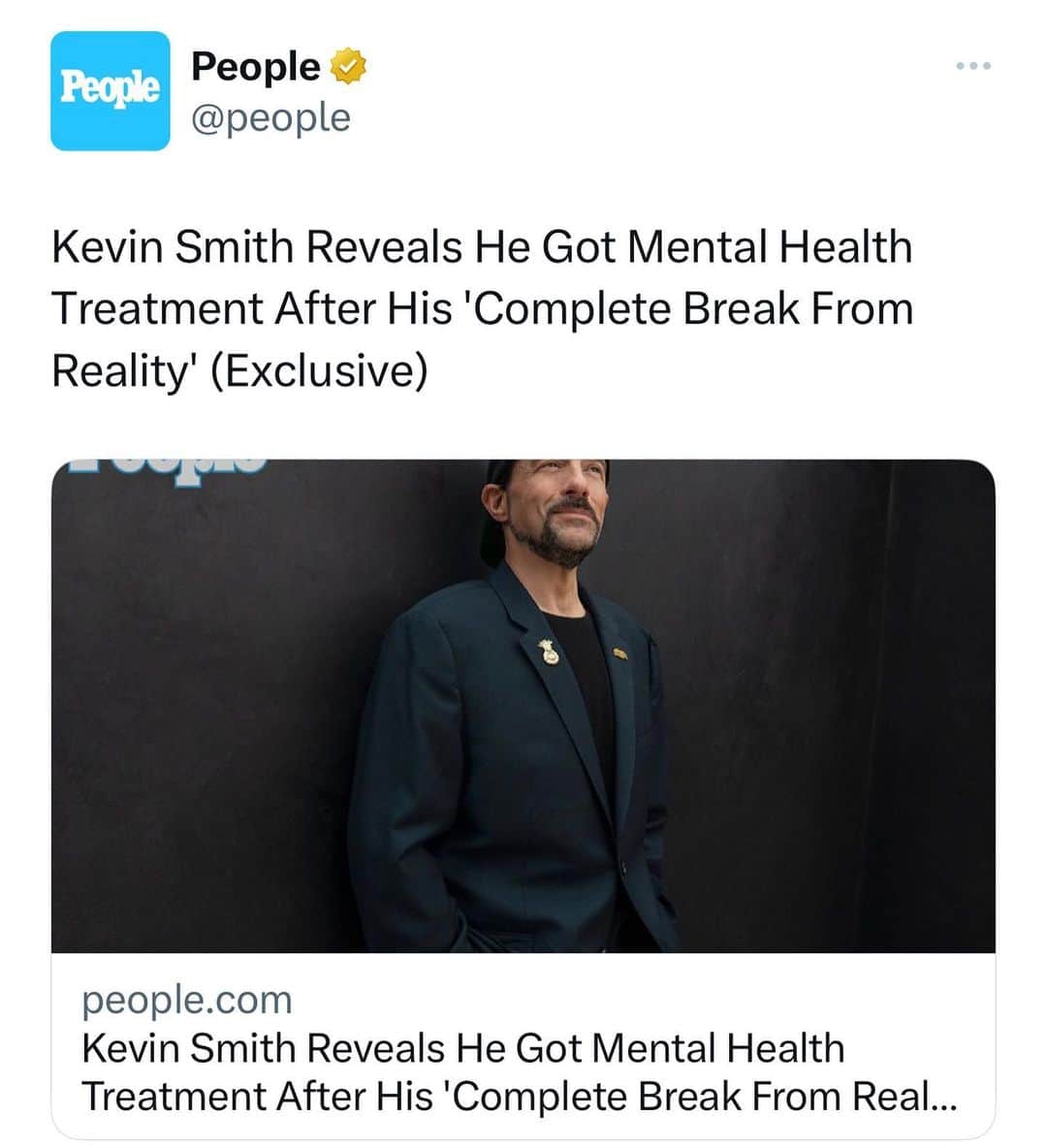 ケヴィン・スミスのインスタグラム：「Having been a creature of the Internet for 28 years now, I fully expect to get trolled for this. But if it can help some folks, it’ll be worth it. So here goes…  A few months back I went through a mental health crisis.  Rather than succumbing to grim alternatives, I sought help at a mental health facility called @sierra_tucson, where the therapists saved my life and helped me find my lost marbles.  I learned incredibly useful information on the subject of Trauma and I’ve shot a video about it, so that other folks who’ve experienced trauma and minimized it to survive (like I did) might not feel so alone, split, embarrassed or broken.  There’s *always* help out there, Kids. Don’t be afraid to ask for it. Seek it out.   At the other side of the hardest thing you’ll ever go through lies your joy. Seize it - because you deserve happiness in this very short life we’re lucky enough to get. As bad as troubles can get, it can always get better.  Don’t waste your time obsessing over the unchangeable past, stop worrying about the unknowable future, and focus on this moment: the here and now. And breathe.  Before I left the place that helped me, my therapist wrote these words down on an index card that I will always carry with me for the rest of my days:  “You do not have to earn love. You are lovable simply because you exist.”  It’s a simple sentiment, true - but one I’ve needed to hear for decades. I hope it brings you as much comfort as it has brought me.  I wanna thank @people for helping me get the word out and hosting my mental health video. To watch the 35 minute talk, go to the #peoplemagazine @youtube page. There’s nothing to buy, as I’m not selling anything. But after my heart attack, I’d tell the story about it everywhere - from the @colbertlateshow, to podcasts, to medical convocations. And over the course of the last 5 years, I’ve met and heard from thousands of folks who said that receiving the heart attack information made them look into their own heart health or the heart health of their loved ones - which in turn saved some actual lives. And while some folks experience heart problems, EVERYBODY suffers from trauma.  I wish you the absolute best. #KevinSmith」