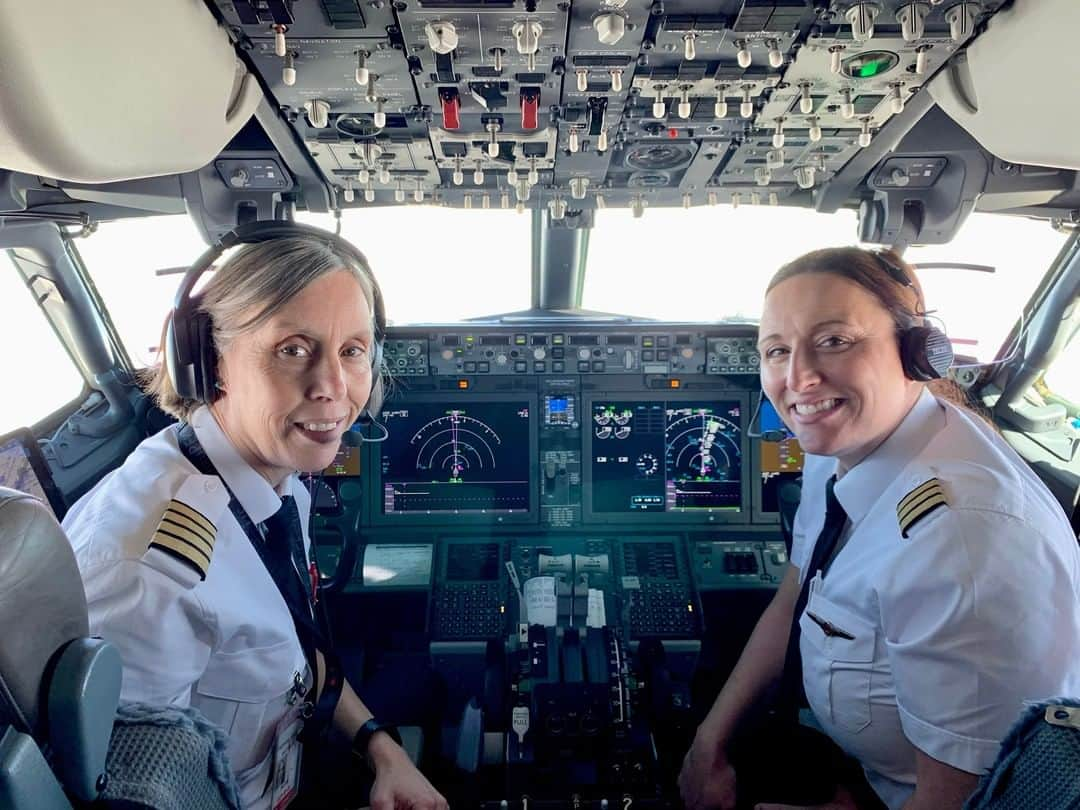 AIR CANADAさんのインスタグラム写真 - (AIR CANADAInstagram)「Today, we celebrate our pilots who make travel possible and share their talents with us, each and every day. Happy #WorldPilotsDay to our fabulous high flyers. Thanks for helping Canadians soar! 🧑‍✈️✈️ #FlyTheFlag  . . Aujourd’hui, nous rendons hommage à nos pilotes, qui nous permettent de voyager et nous font bénéficier de leurs talents jour après jour. Bonne #JournéeMondialeDesPilotes à nos formidables collègues pour qui le ciel n’a plus de secrets. Merci d’aider les Canadiens à découvrir de nouveaux horizons! 🧑‍✈️✈️ #HautLeDrapeau」4月26日 23時30分 - aircanada