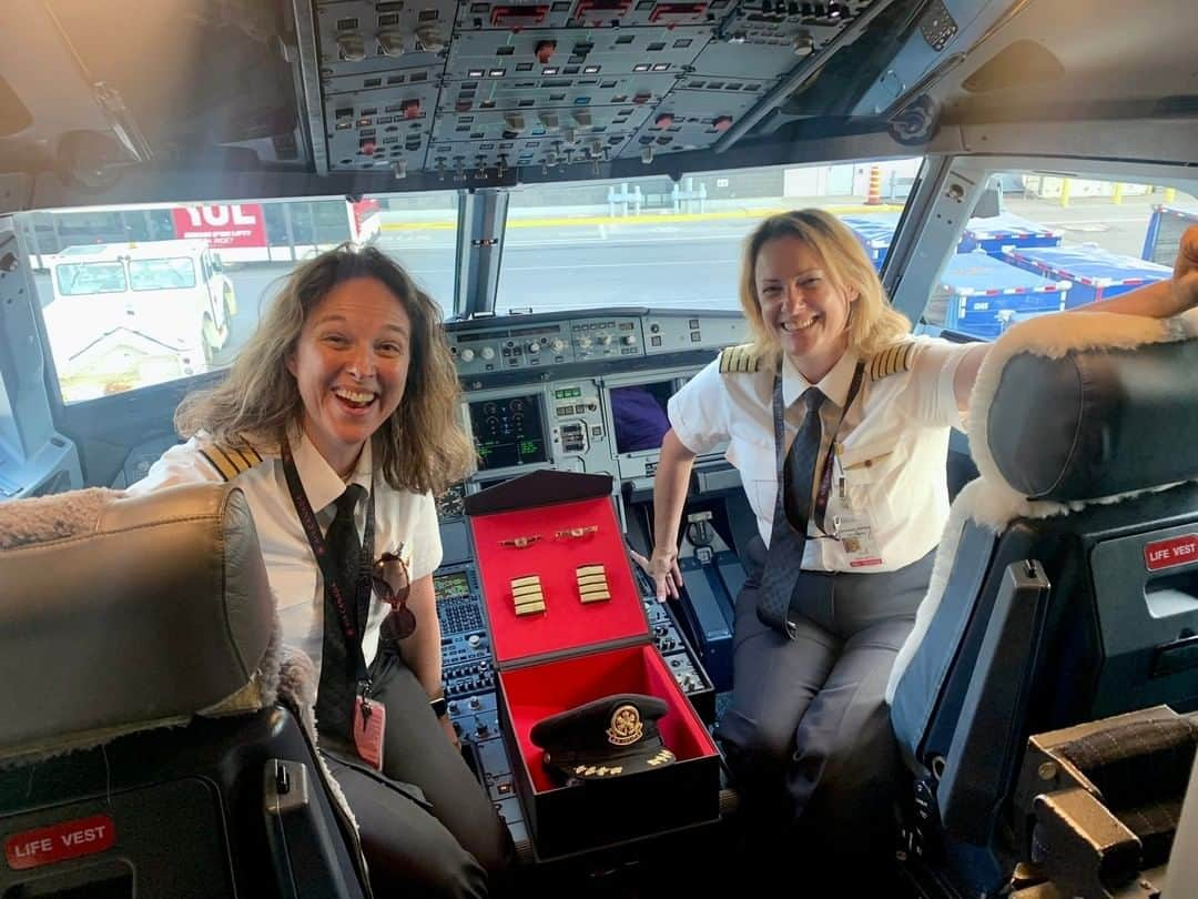 AIR CANADAさんのインスタグラム写真 - (AIR CANADAInstagram)「Today, we celebrate our pilots who make travel possible and share their talents with us, each and every day. Happy #WorldPilotsDay to our fabulous high flyers. Thanks for helping Canadians soar! 🧑‍✈️✈️ #FlyTheFlag  . . Aujourd’hui, nous rendons hommage à nos pilotes, qui nous permettent de voyager et nous font bénéficier de leurs talents jour après jour. Bonne #JournéeMondialeDesPilotes à nos formidables collègues pour qui le ciel n’a plus de secrets. Merci d’aider les Canadiens à découvrir de nouveaux horizons! 🧑‍✈️✈️ #HautLeDrapeau」4月26日 23時30分 - aircanada