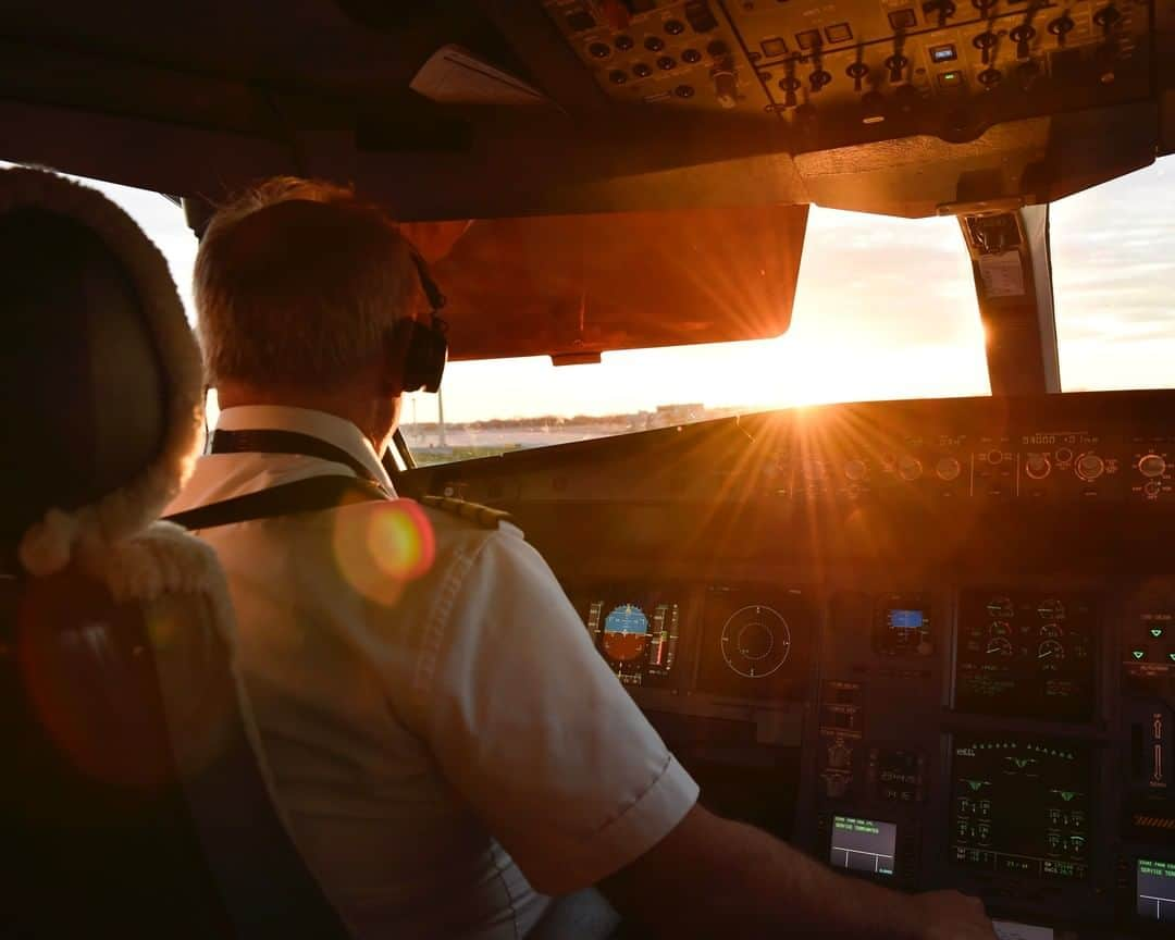 AIR CANADAさんのインスタグラム写真 - (AIR CANADAInstagram)「Today, we celebrate our pilots who make travel possible and share their talents with us, each and every day. Happy #WorldPilotsDay to our fabulous high flyers. Thanks for helping Canadians soar! 🧑‍✈️✈️ #FlyTheFlag  . . Aujourd’hui, nous rendons hommage à nos pilotes, qui nous permettent de voyager et nous font bénéficier de leurs talents jour après jour. Bonne #JournéeMondialeDesPilotes à nos formidables collègues pour qui le ciel n’a plus de secrets. Merci d’aider les Canadiens à découvrir de nouveaux horizons! 🧑‍✈️✈️ #HautLeDrapeau」4月26日 23時30分 - aircanada