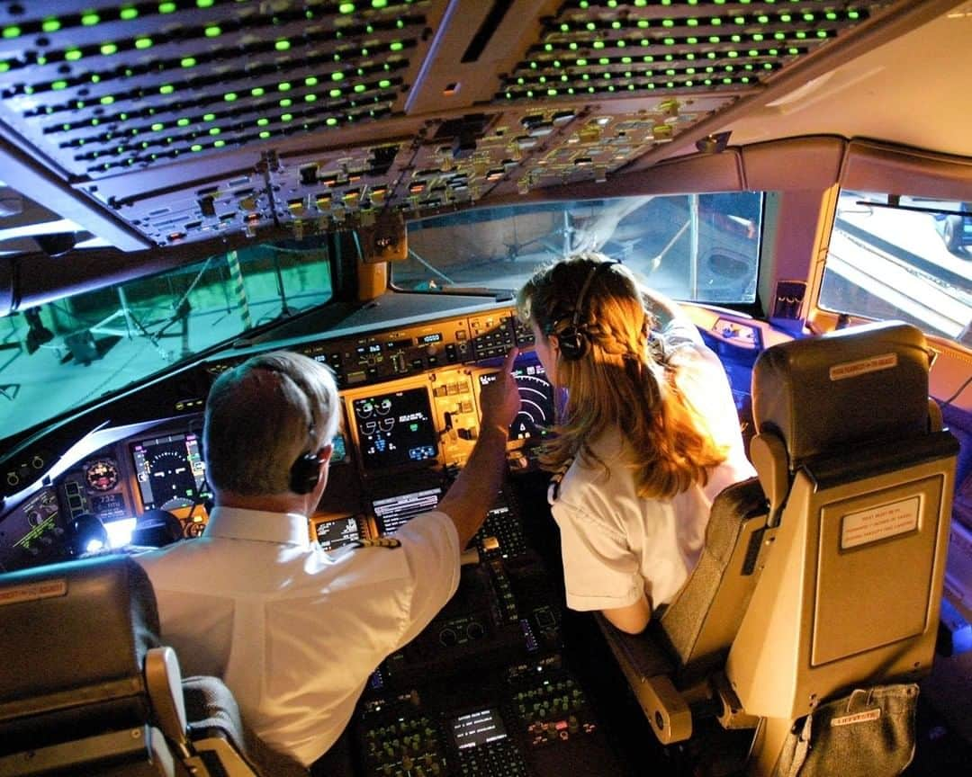 AIR CANADAさんのインスタグラム写真 - (AIR CANADAInstagram)「Today, we celebrate our pilots who make travel possible and share their talents with us, each and every day. Happy #WorldPilotsDay to our fabulous high flyers. Thanks for helping Canadians soar! 🧑‍✈️✈️ #FlyTheFlag  . . Aujourd’hui, nous rendons hommage à nos pilotes, qui nous permettent de voyager et nous font bénéficier de leurs talents jour après jour. Bonne #JournéeMondialeDesPilotes à nos formidables collègues pour qui le ciel n’a plus de secrets. Merci d’aider les Canadiens à découvrir de nouveaux horizons! 🧑‍✈️✈️ #HautLeDrapeau」4月26日 23時30分 - aircanada