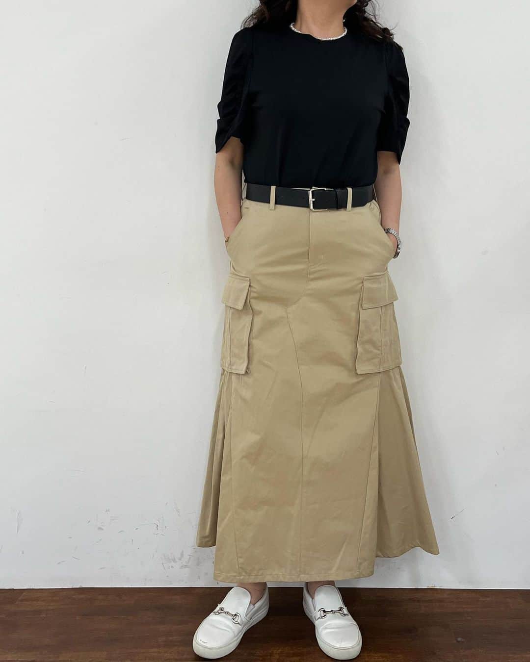 GATHER yamatoさんのインスタグラム写真 - (GATHER yamatoInstagram)「* cotton100%のカーゴスカート。単なるタイトでもフレアでもなくて、ボリュームを抑えながら動きをつけたプリーツが秀逸。スカートは流れが大事だから、これ、とっても細く見えます。 カラーは3色。 カーキ、ネイビー、ベージュ。 @gather_takeo  @glamour_by_gather  で販売中。 ⭐︎スカート #degnitecollier  15400円 今年はベルトが必須！ ⭐︎袖ボリュームトップス #rosiee 12100円 #大人がかっこよく映える服  #アラフォーコーデ  #アラフィーコーデ #gather #佐賀」4月26日 23時31分 - gather_select