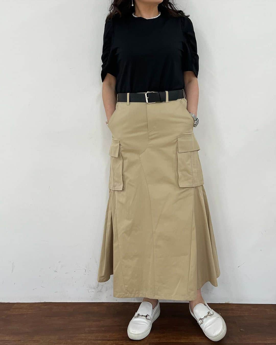 GATHER yamatoさんのインスタグラム写真 - (GATHER yamatoInstagram)「* cotton100%のカーゴスカート。単なるタイトでもフレアでもなくて、ボリュームを抑えながら動きをつけたプリーツが秀逸。スカートは流れが大事だから、これ、とっても細く見えます。 カラーは3色。 カーキ、ネイビー、ベージュ。 @gather_takeo  @glamour_by_gather  で販売中。 ⭐︎スカート #degnitecollier  15400円 今年はベルトが必須！ ⭐︎袖ボリュームトップス #rosiee 12100円 #大人がかっこよく映える服  #アラフォーコーデ  #アラフィーコーデ #gather #佐賀」4月26日 23時31分 - gather_select